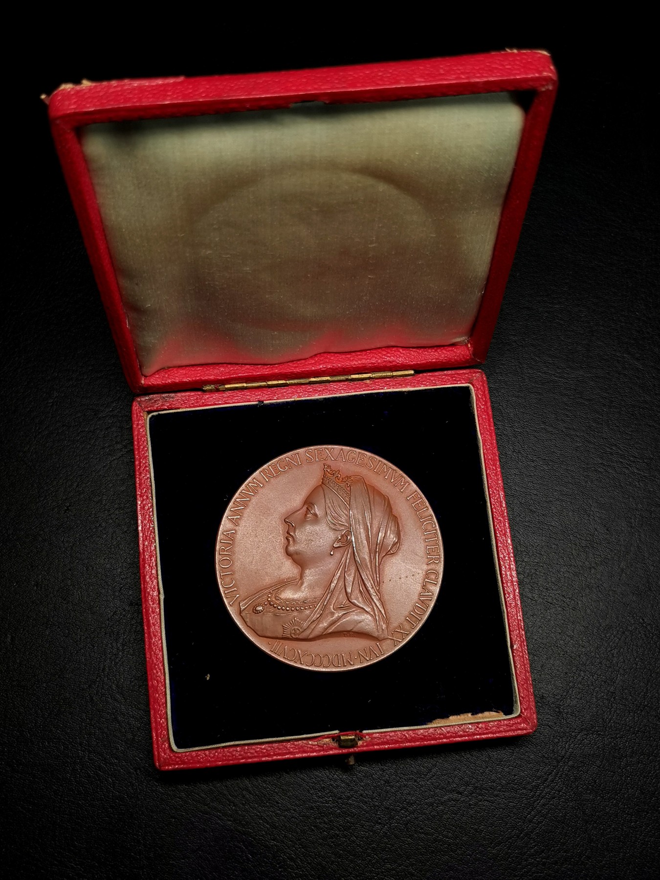 凡希社世界钱币微拍第二百六十六期 1897英国维多利亚加冕六十周年纪念大铜章55mm UNC附原盒！