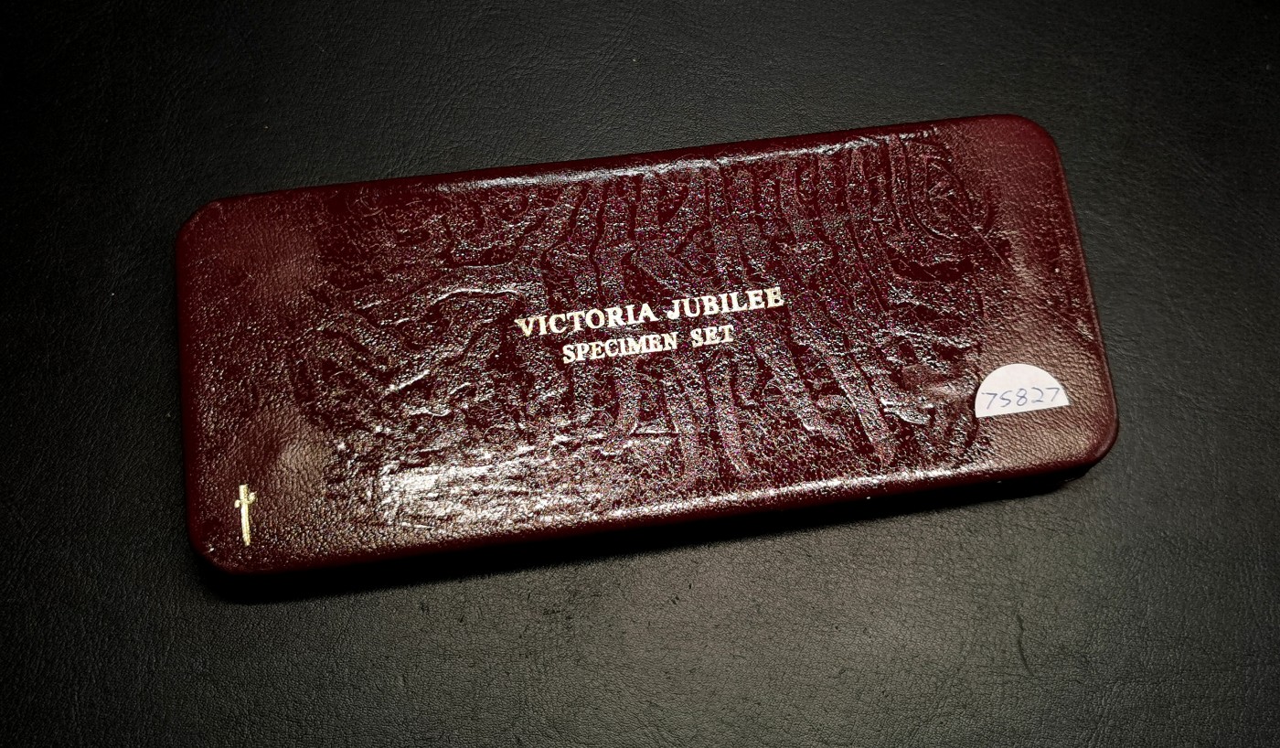 凡希社世界钱币微拍第二百六十六期 1887英国维多利亚加冕纪念mint set七枚VF/AU，克朗好品！