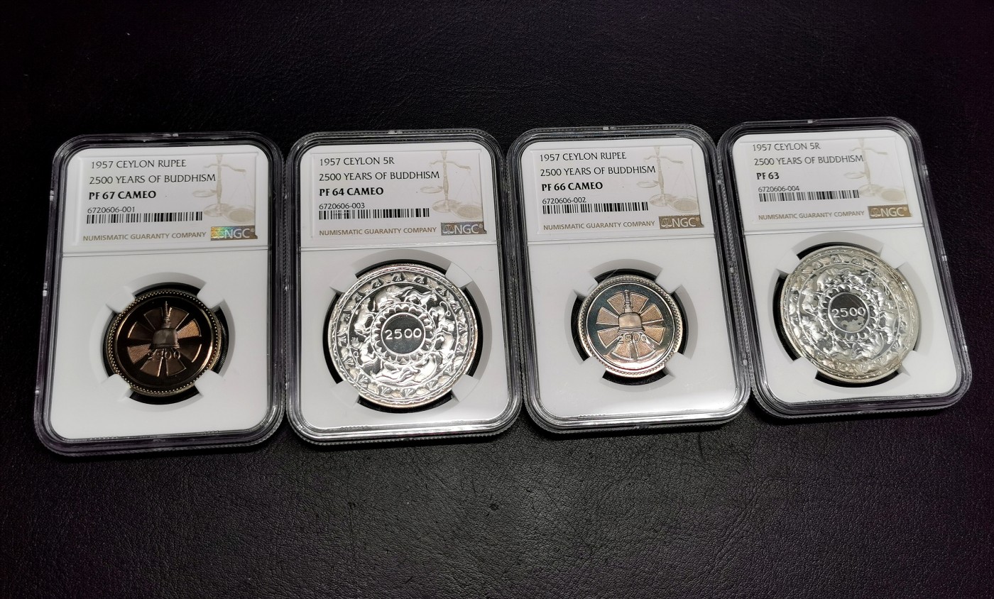凡希社世界钱币微拍第二百六十六期 荐！1957英属锡兰佛教2500周年纪念PS精铸两镍两银附原盒！原状态送评，NGC-PF63/67CAMEO，银币除了些微雾化外，无人为经手痕迹，这种原厂包装盒目前已经相当罕见了，绝佳的投资收藏品种！