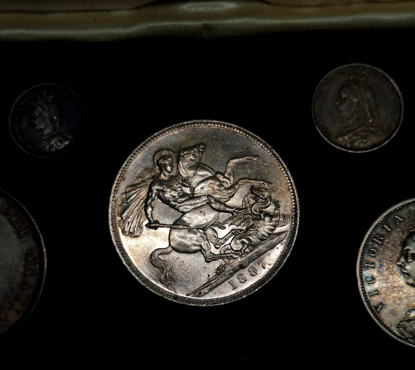 凡希社世界钱币微拍第二百六十六期 1887英国维多利亚加冕纪念mint set七枚VF/AU，克朗好品！