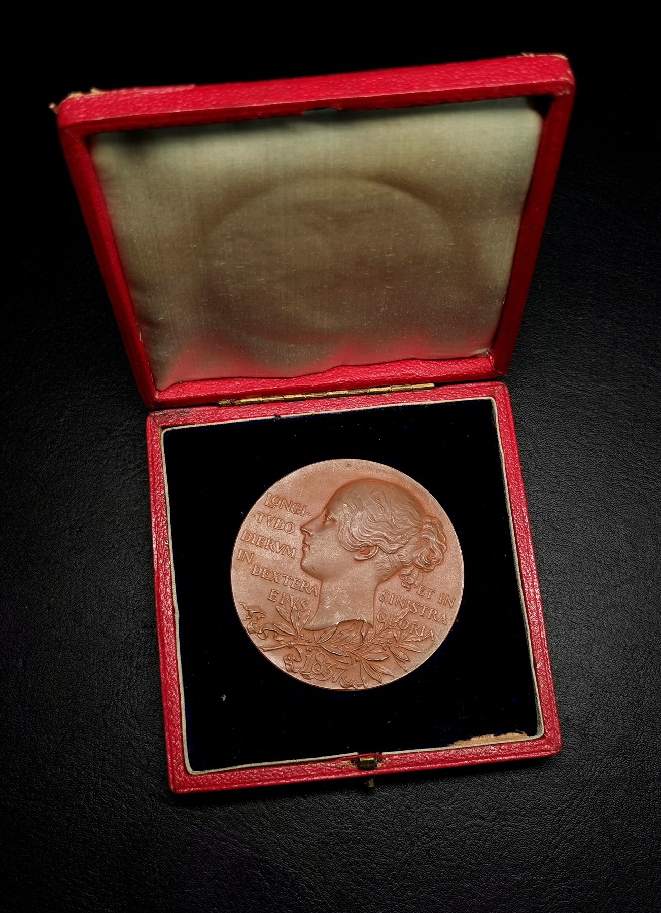 凡希社世界钱币微拍第二百六十六期 1897英国维多利亚加冕六十周年纪念大铜章55mm UNC附原盒！