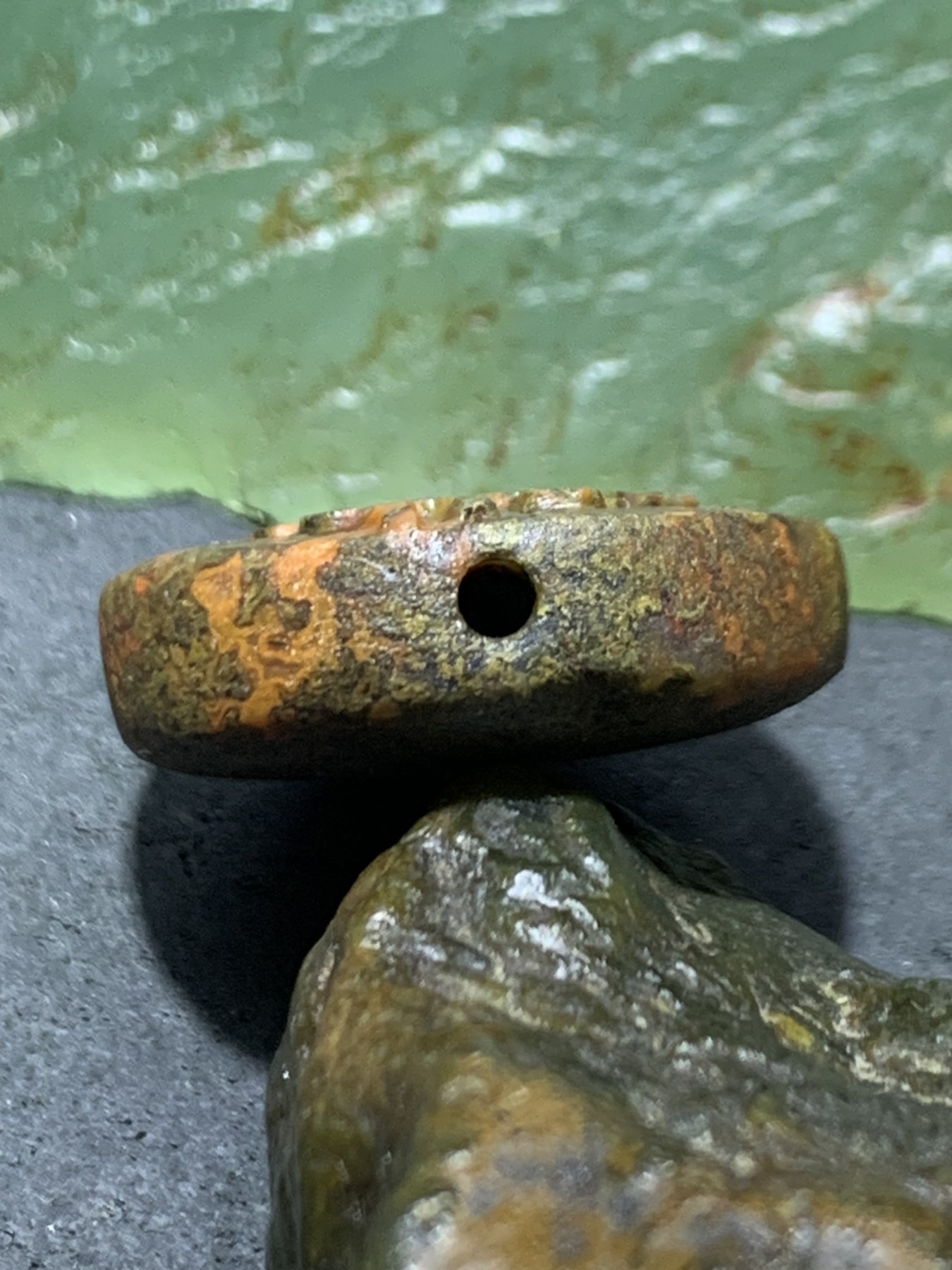 精美亚光草花纹战国红玛瑙手工俏色巧雕佛字板珠（背云)一个！