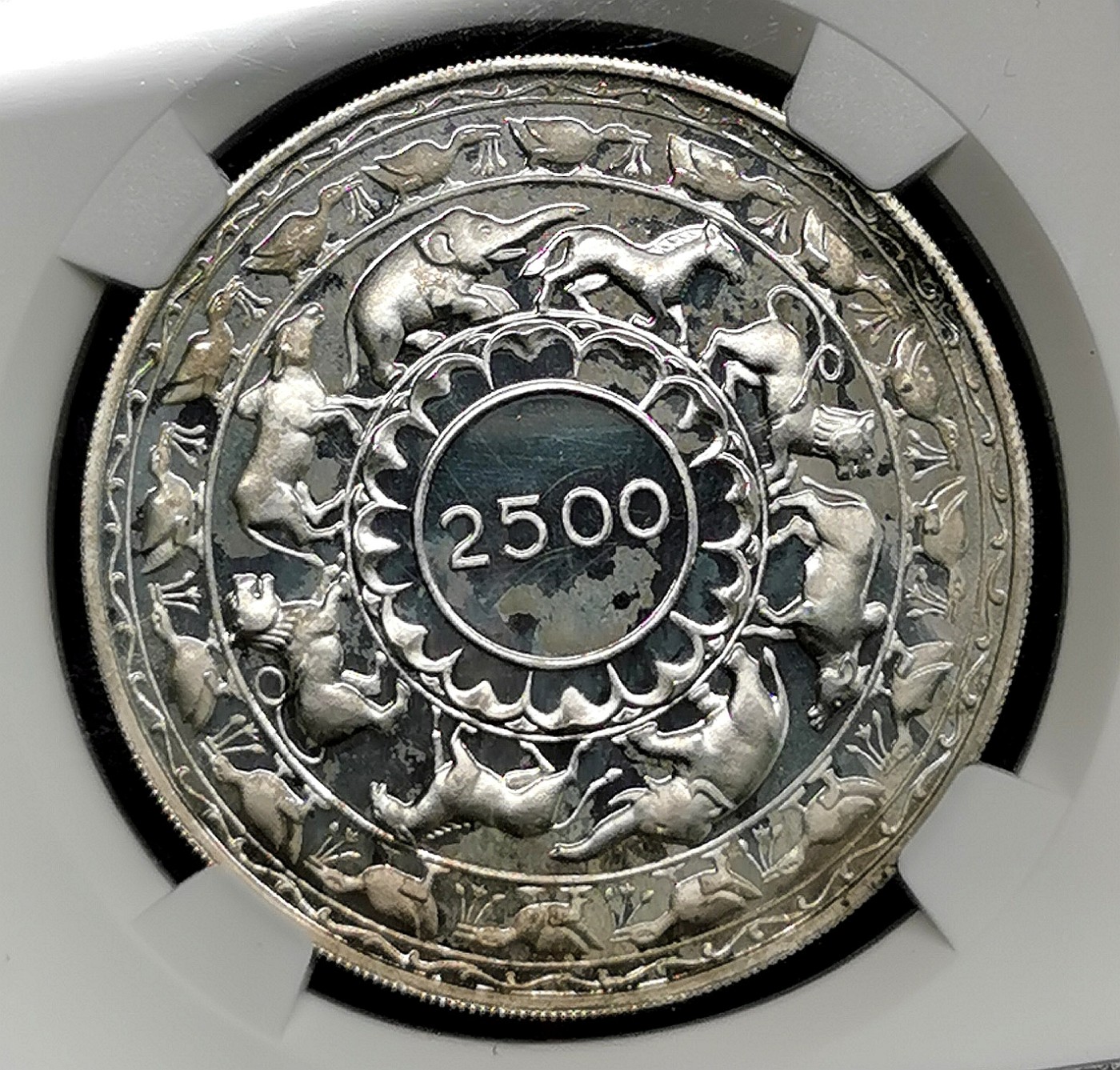 凡希社世界钱币微拍第二百六十六期 荐！1957英属锡兰佛教2500周年纪念PS精铸两镍两银附原盒！原状态送评，NGC-PF63/67CAMEO，银币除了些微雾化外，无人为经手痕迹，这种原厂包装盒目前已经相当罕见了，绝佳的投资收藏品种！