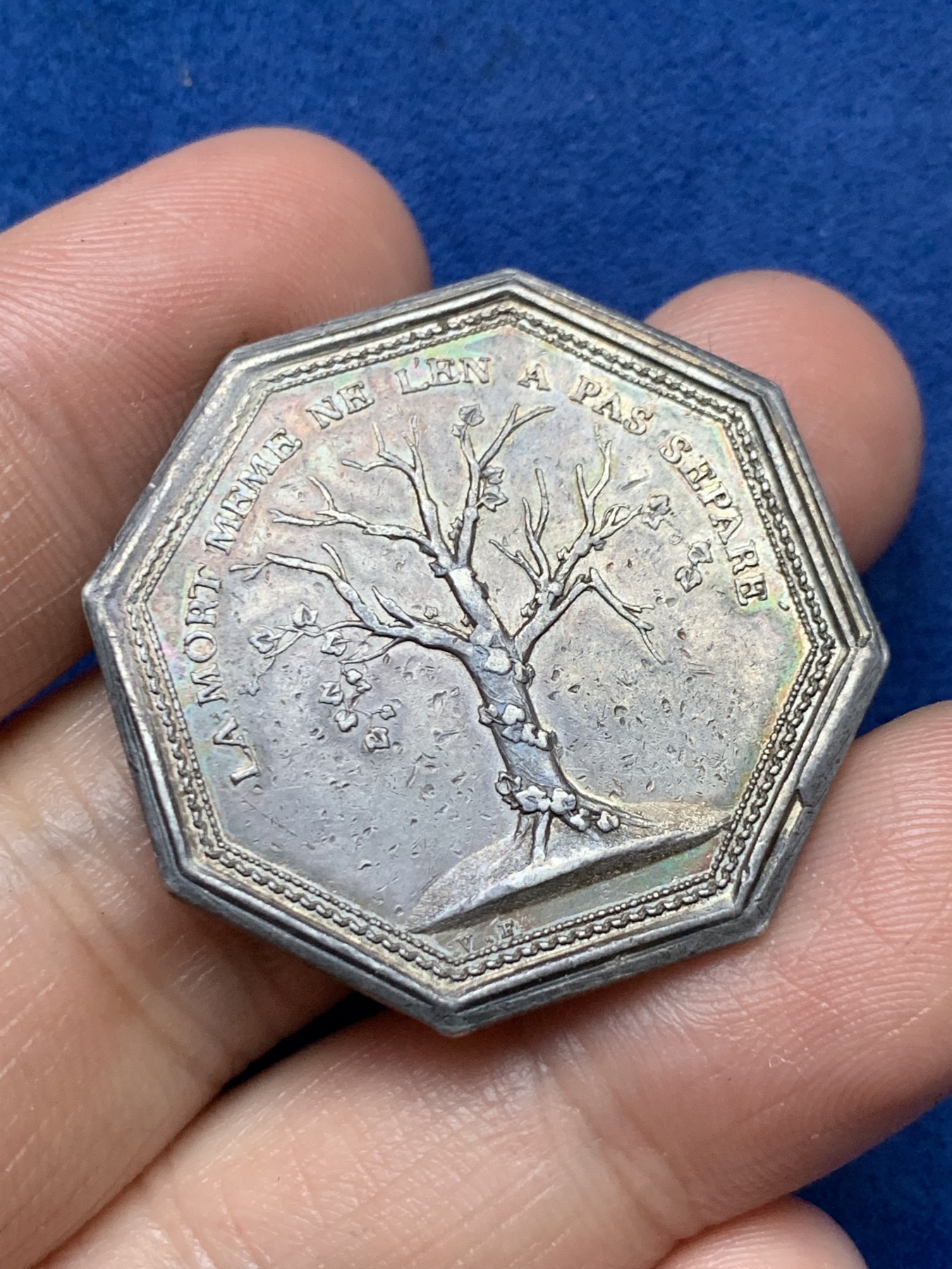 《竞宝斋》第262场-周日，周一，周二 3场连拍 (全场包邮) 法国鲁昂诺曼底关于友谊的八角银章，铭文：即使死亡也没有使他们分离，15.54g，33mm，早期无边铭