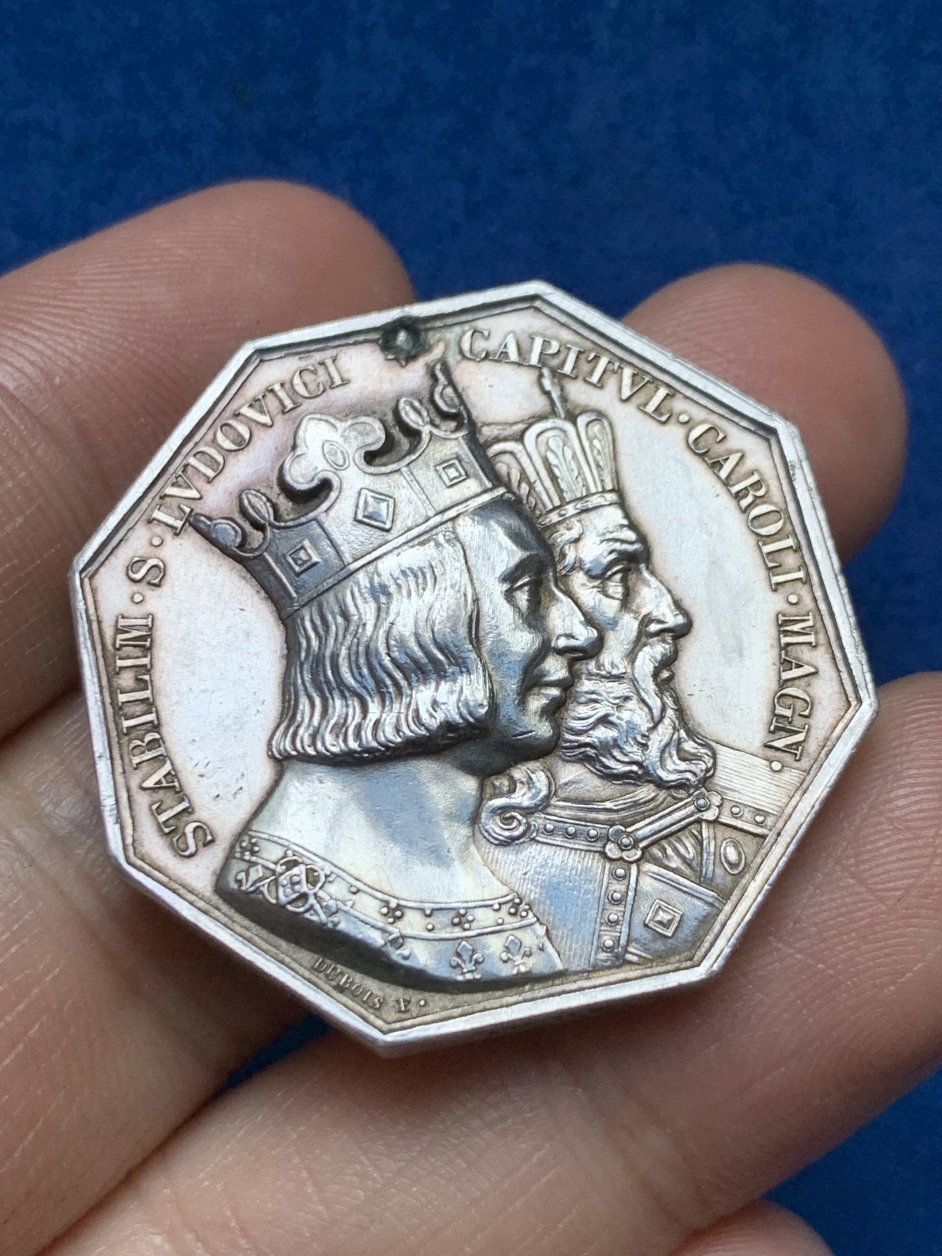 《竞宝斋》第262场-周日，周一，周二 3场连拍 (全场包邮) 法国勒阿弗尔公证人八角银质代币，查理曼与圣路易，21.02g，33.8mm，手指边铭，打孔后填补