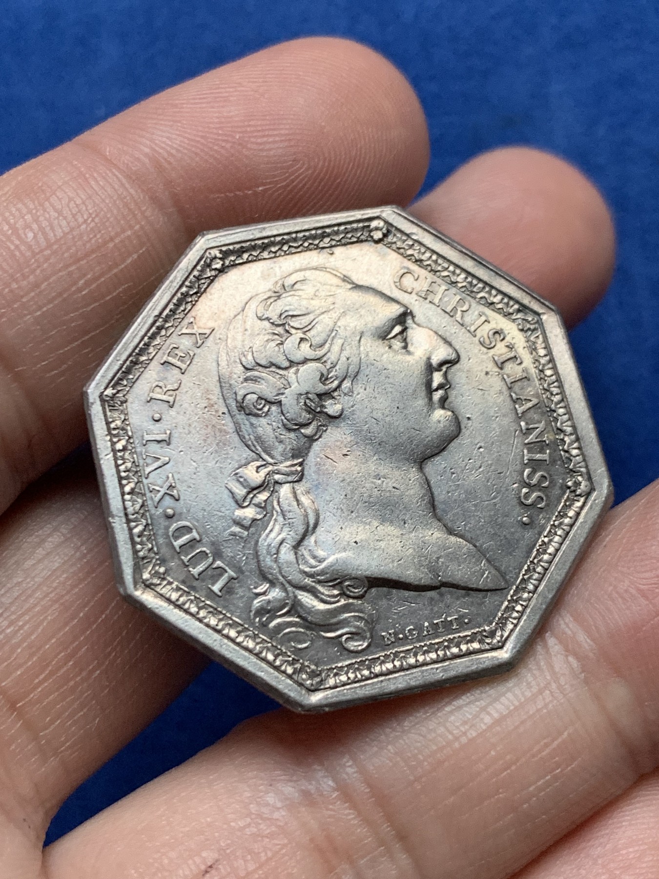 《竞宝斋》第262场-周日，周一，周二 3场连拍 (全场包邮) 法国路易十六时期鲁昂城市八角银质代币，17.49g，34mm，早期无边铭