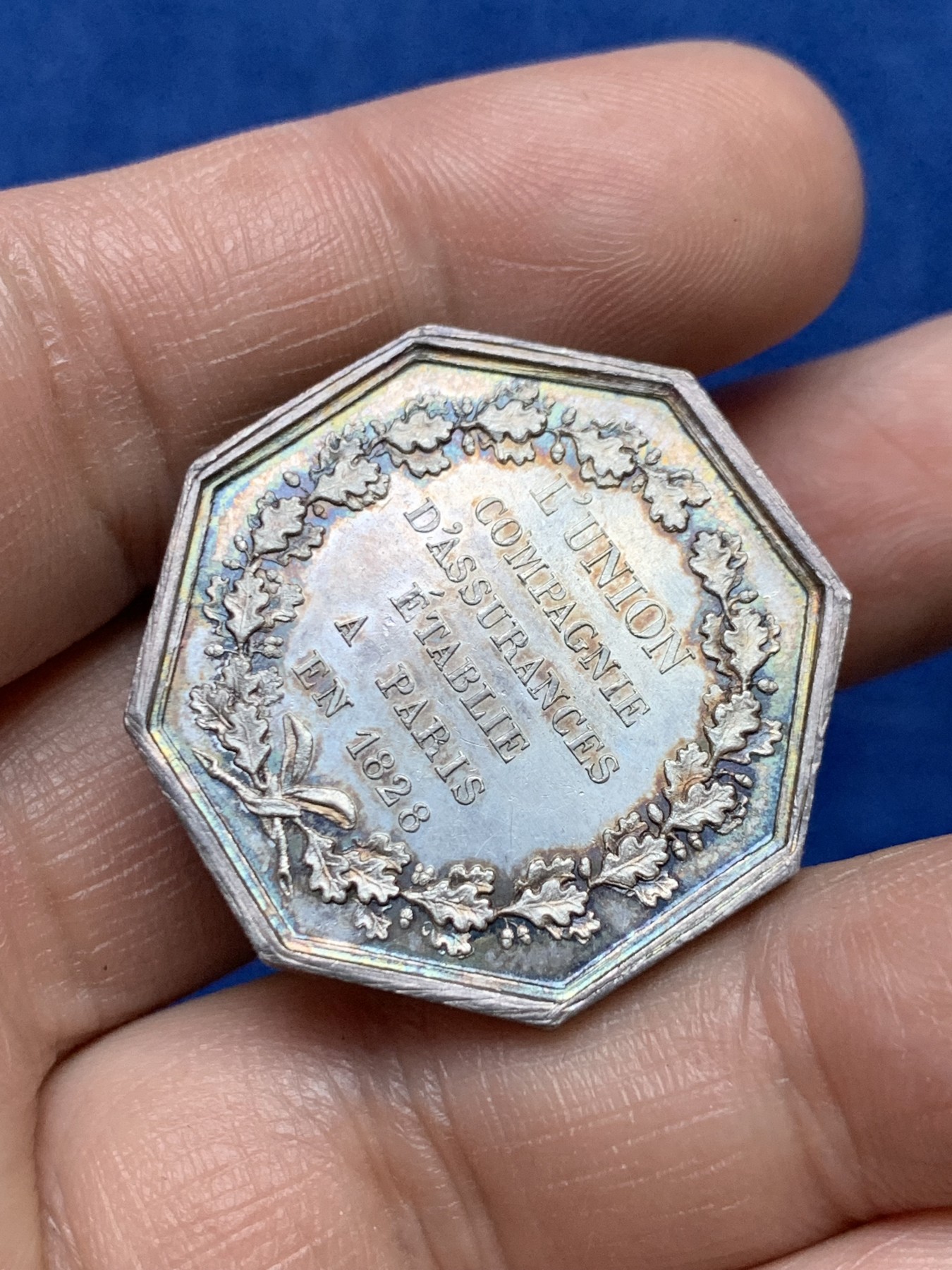 《竞宝斋》第262场-周日，周一，周二 3场连拍 (全场包邮) 法国1828年巴黎联合保险公司JETON银质八角，对边直径30.5毫米 重量12.34克，边铭：1832-1841年神灯