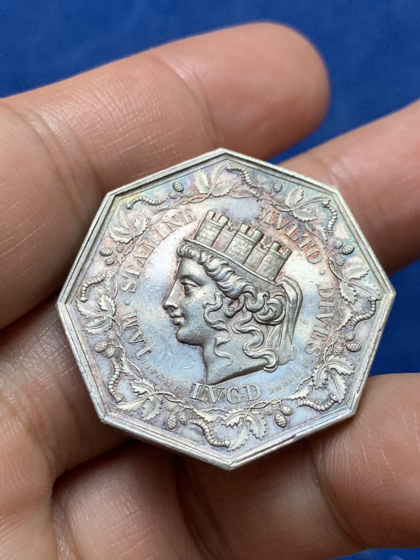 《竞宝斋》第262场-周日，周一，周二 3场连拍 (全场包邮) 法国里昂丝绸经纪人银质八角代币，边道犀利，15.83g，31.7mm，手指边铭