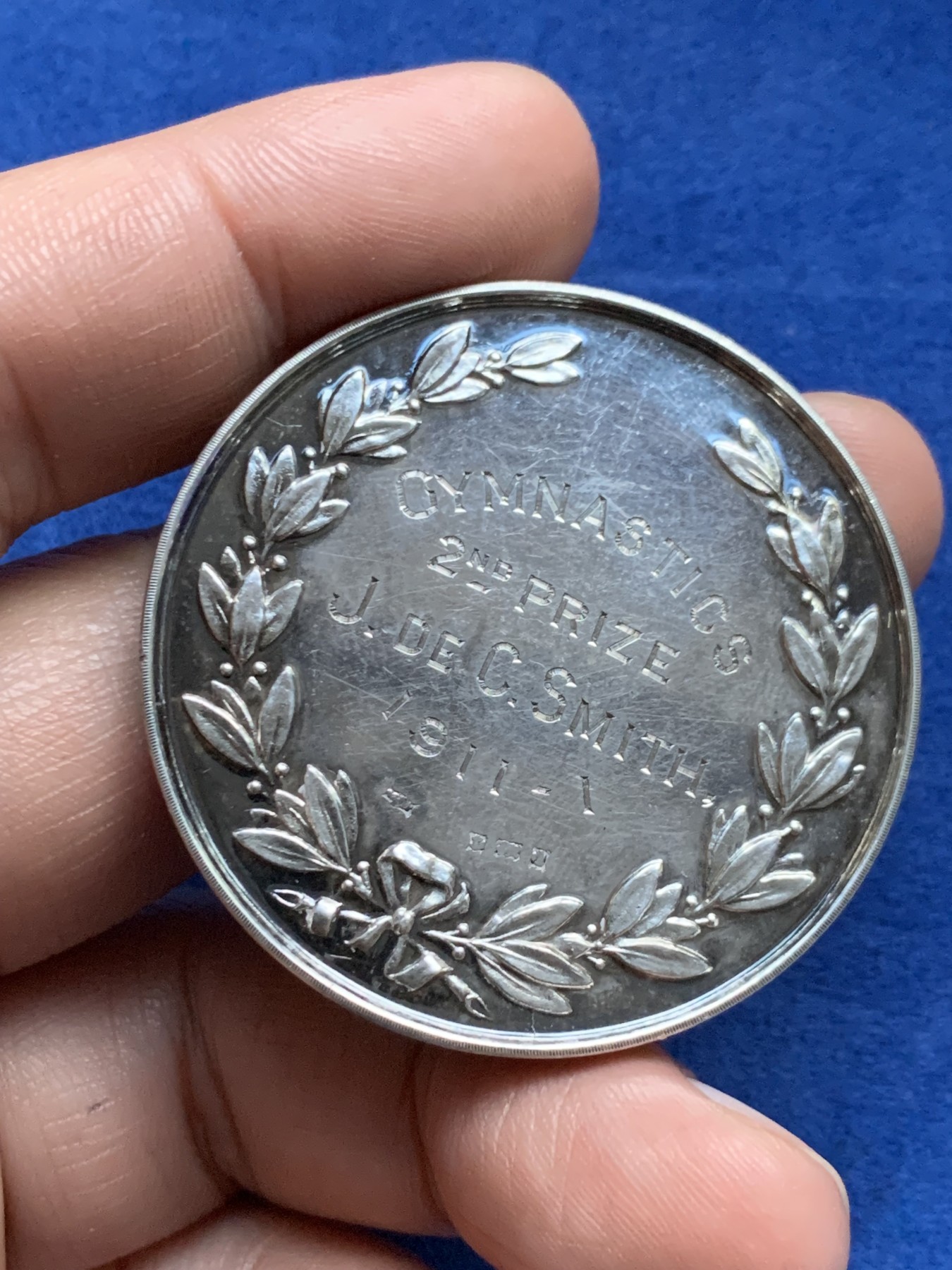 《竞宝斋》第262场-周日，周一，周二 3场连拍 (全场包邮) 英国1911年黑利伯里学院银质奖章，47.39g，44.6mm