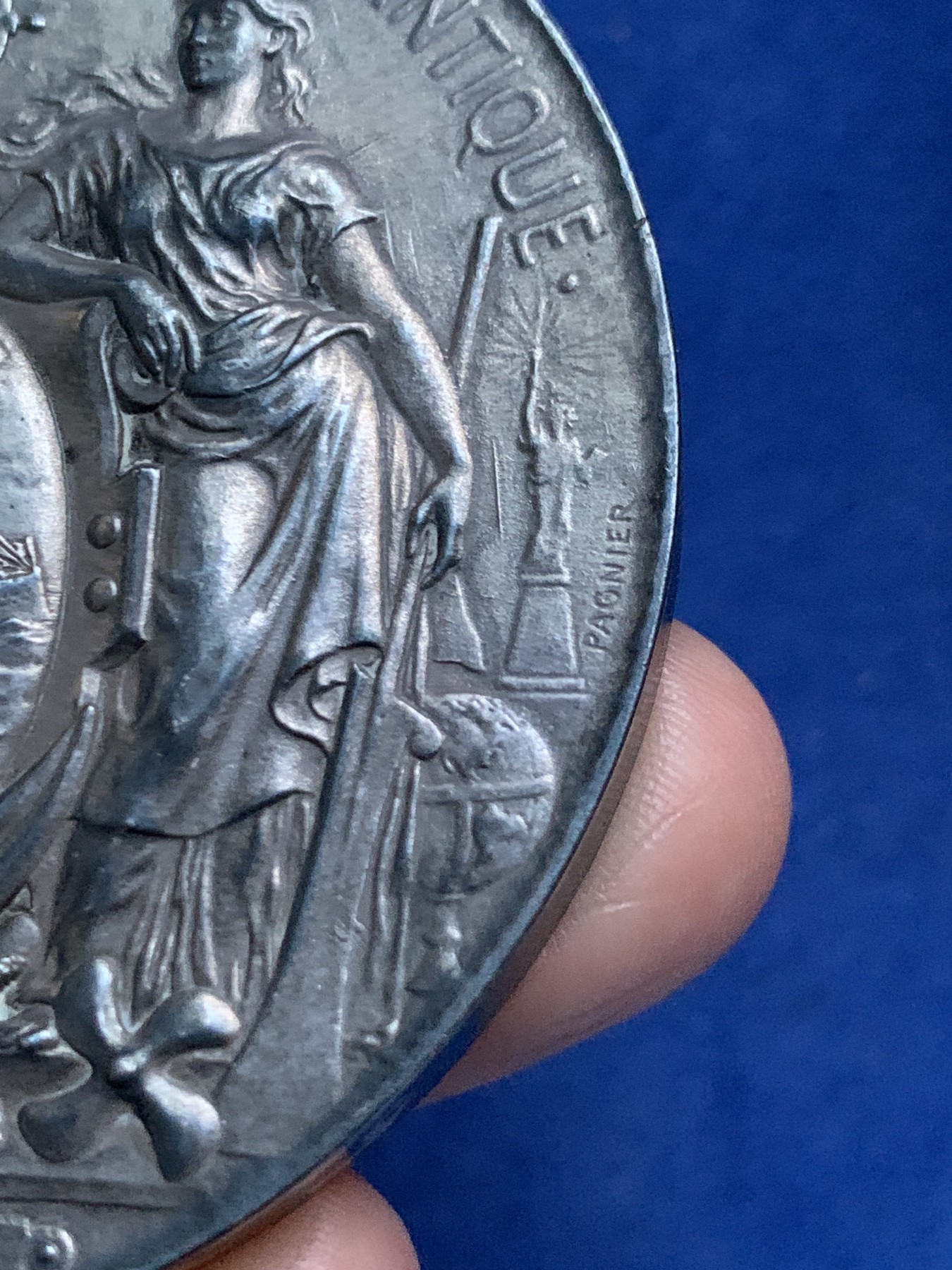 《竞宝斋》第262场-周日，周一，周二 3场连拍 (全场包邮) 法国跨大西洋运输公司银章，航海和商业之神围绕着椭圆的船，女神后面是连接大西洋彼岸的纽约自由女神，165.35g，68mm，边铭：密涅瓦厂标+ARGENT，含银95%