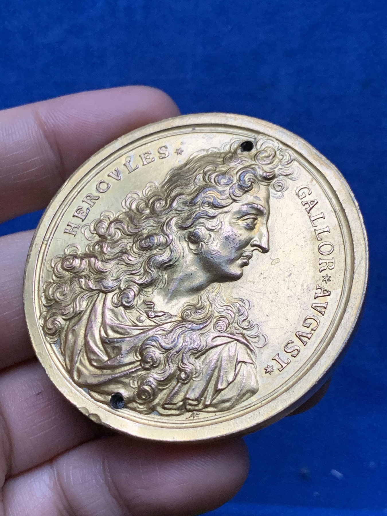 《竞宝斋》第262场-周日，周一，周二 3场连拍 (全场包邮) 法国路易十四鎏金单面铜章，77.35g，56.5mm，蜜蜂边铭+红铜铜标