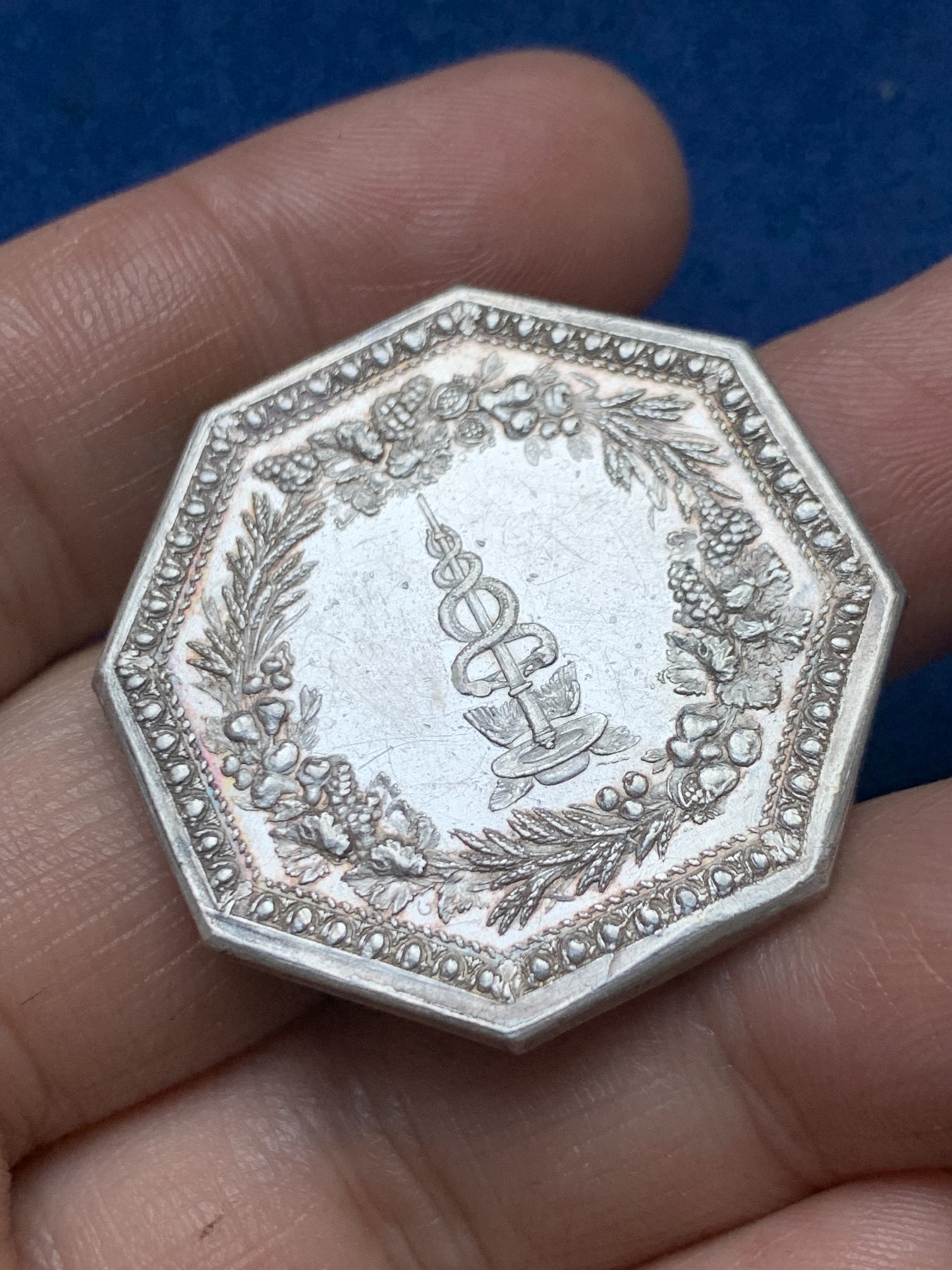 《竞宝斋》第262场-周日，周一，周二 3场连拍 (全场包邮) 法国JETON银质八角，1776年巴黎储蓄银行，直径34.5毫米 重量19.52克，边铭：早期光边原铸