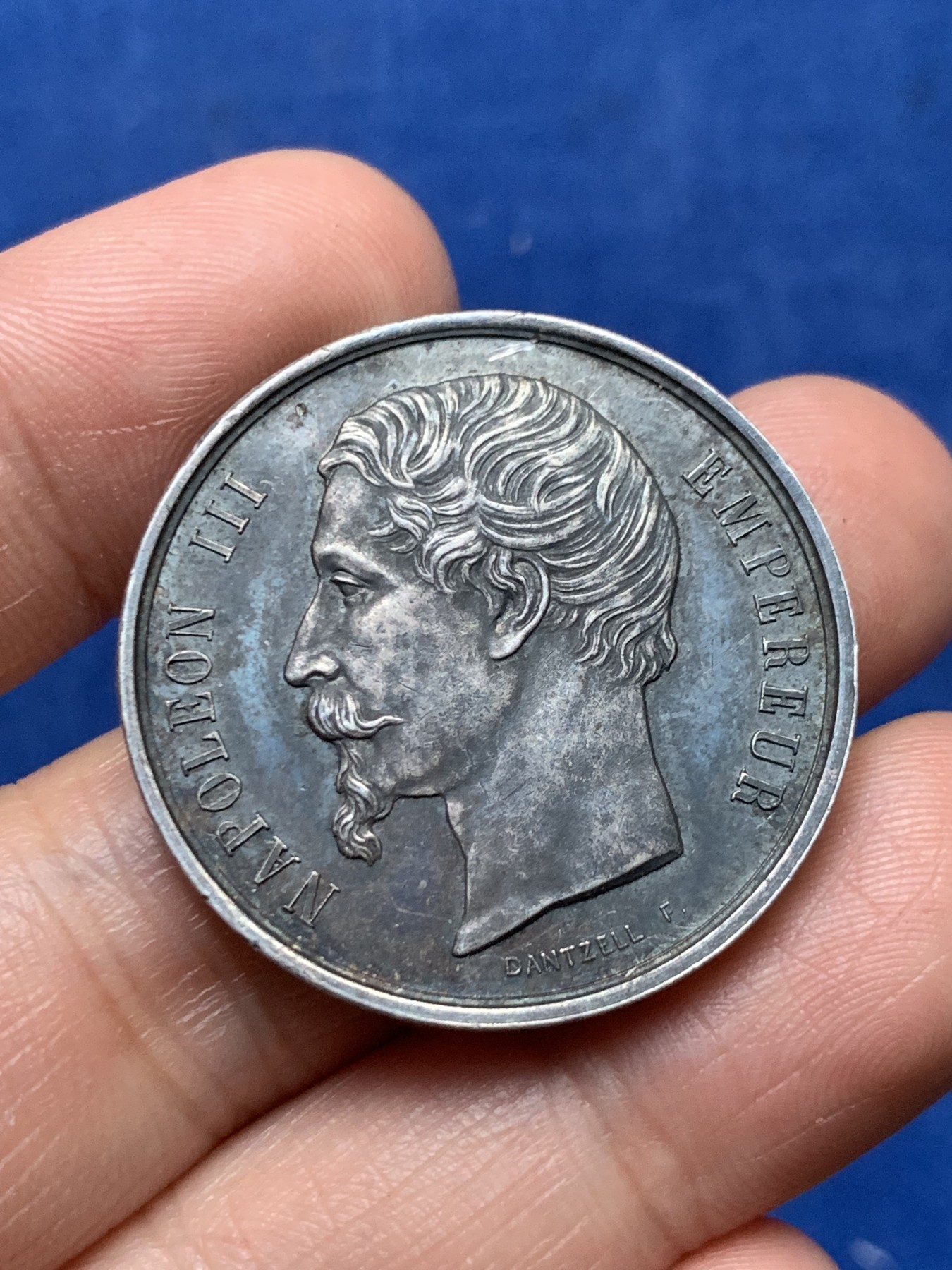 《竞宝斋》第262场-周日，周一，周二 3场连拍 (全场包邮) 法国拉罗谢尔商会银质代币，拿破仑三世头像较少见，17.69g，33mm，手指边铭