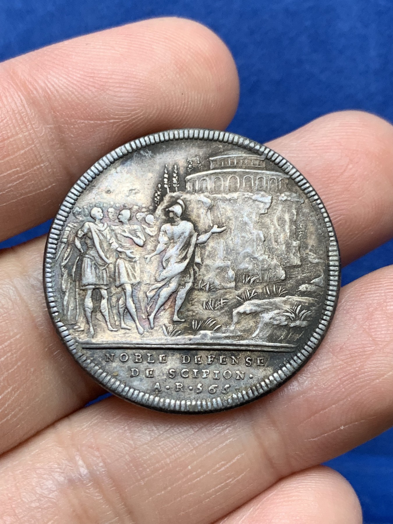 《竞宝斋》第262场-周日，周一，周二 3场连拍 (全场包邮) 象征古罗马历史的银质代币，罗马建城565年（公元前189年）西庇阿自愿被流放，细节非常丰富，铸造于1740-1748年由瑞士的达希尔父子雕刻，10.15g，31.7mm