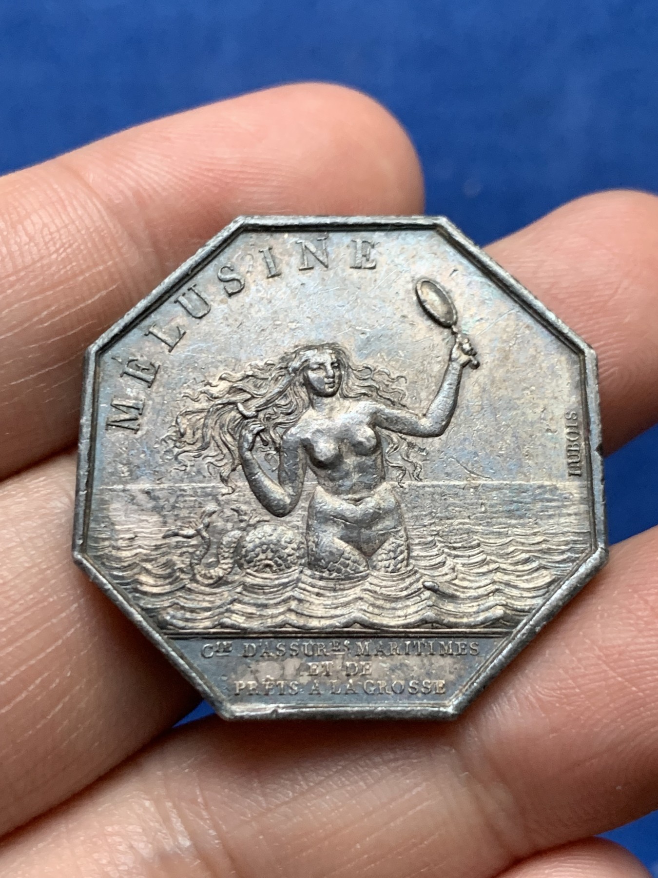 《竞宝斋》第262场-周日，周一，周二 3场连拍 (全场包邮) 法国八角银质jeton名誉品海妖，梅卢辛海上保险公司，17.11g，33.3mm，神灯边铭