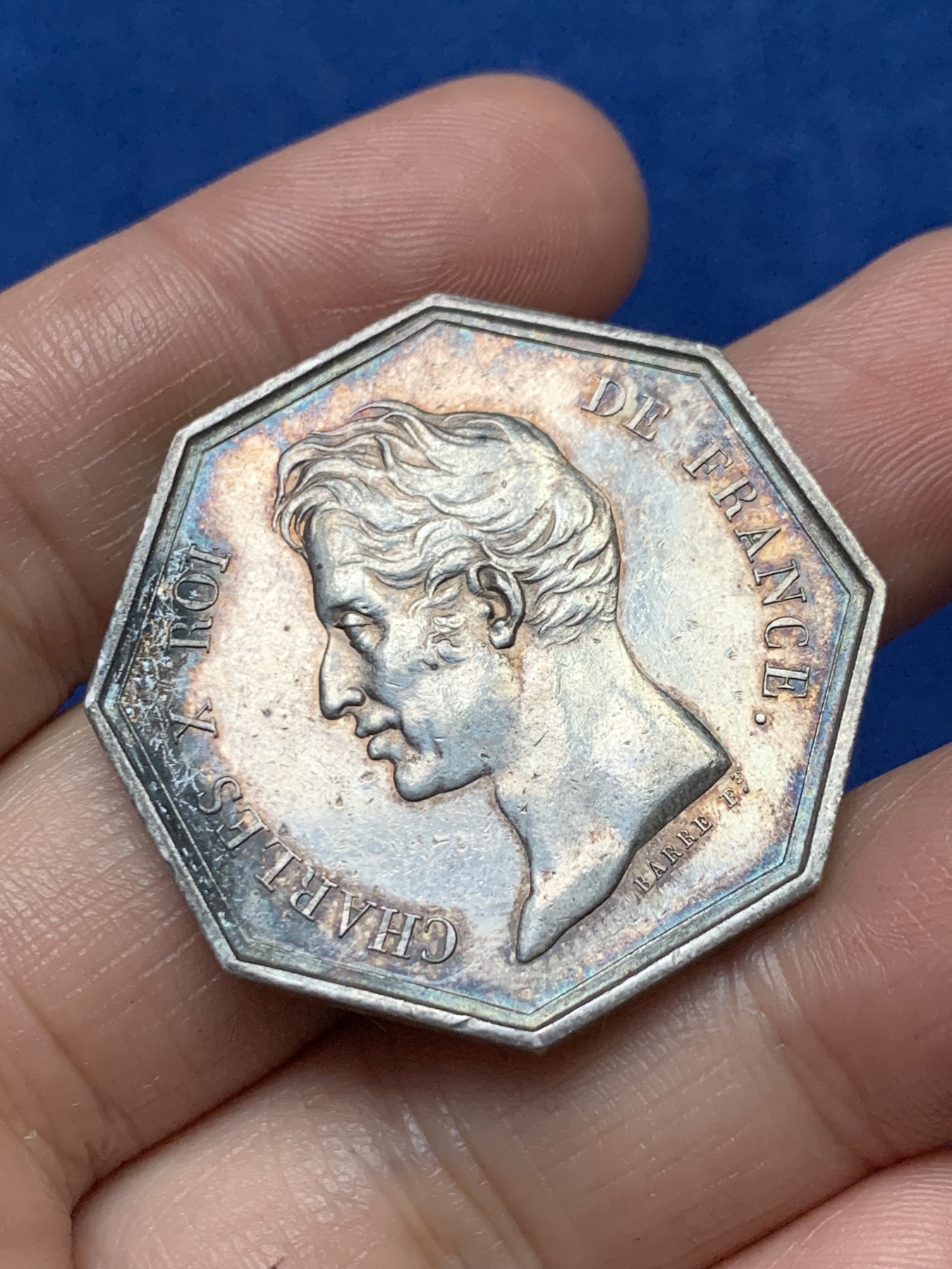 《竞宝斋》第262场-周日，周一，周二 3场连拍 (全场包邮) 法国1826年海外省份瓜德鲁普银行八角银章，17.95g，35.6mm，早期无边铭