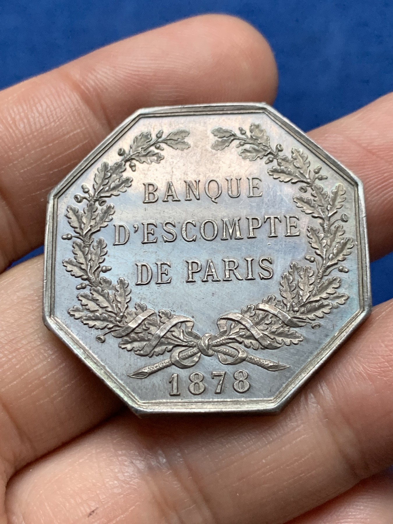 《竞宝斋》第262场-周日，周一，周二 3场连拍 (全场包邮) 法国巴黎贴现银行八角银质代币，厚重，状态极好，23.95g，35.8mm，丰饶角边铭