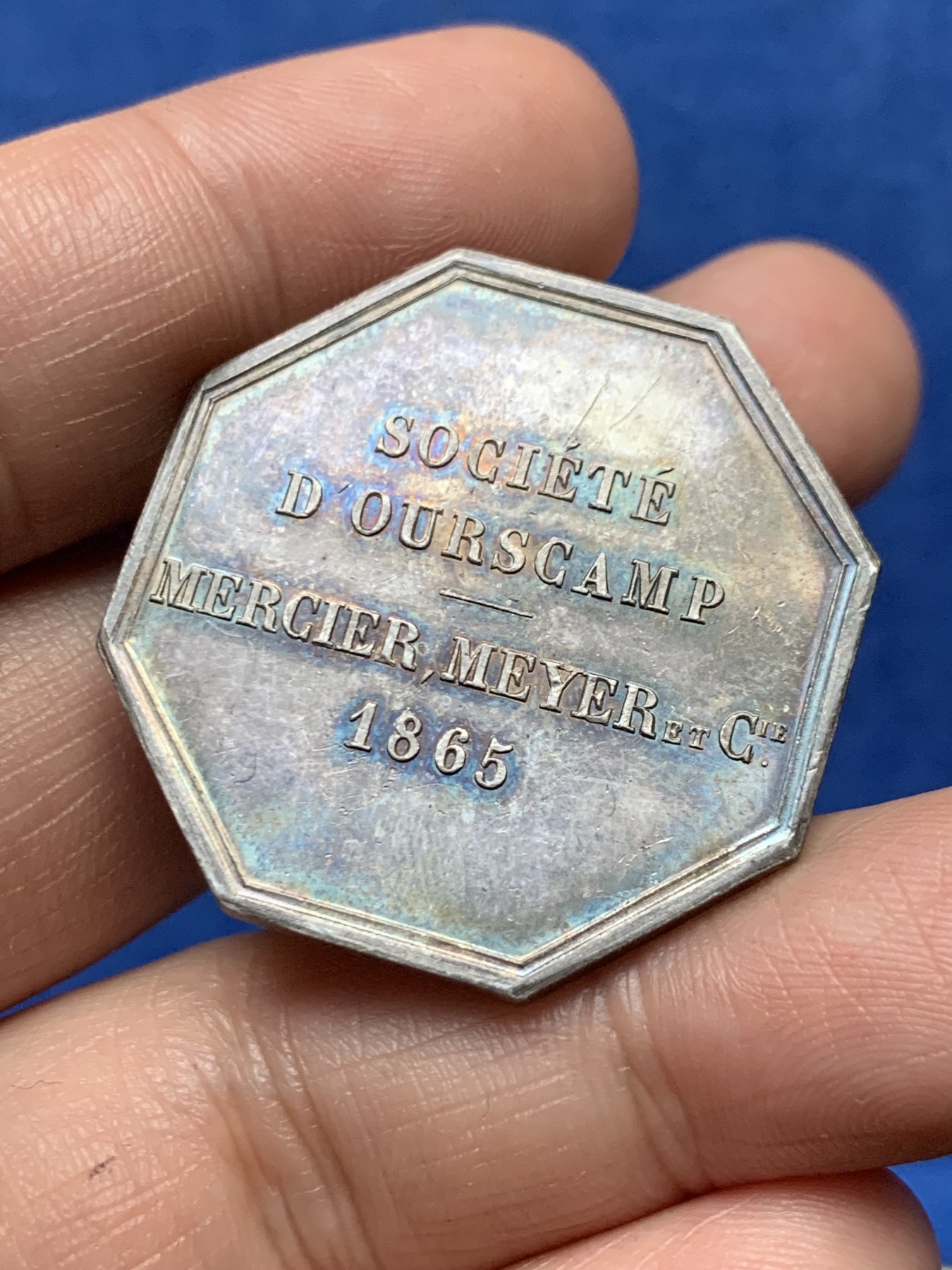 《竞宝斋》第262场-周日，周一，周二 3场连拍 (全场包邮) 法国名誉品“我们的营地”公司八角银质代币，栩栩如生的熊，宛如油画般的风景，17.92g，34.3mm，蜜蜂边铭