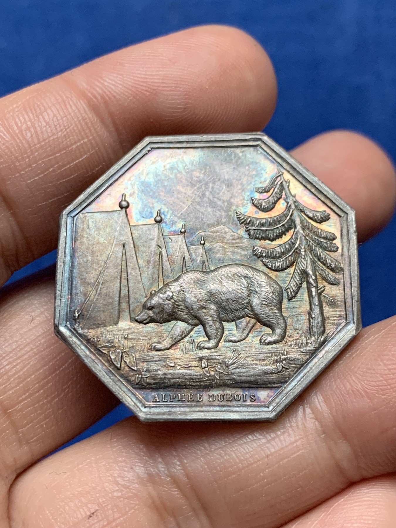 《竞宝斋》第262场-周日，周一，周二 3场连拍 (全场包邮) 法国名誉品“我们的营地”公司八角银质代币，栩栩如生的熊，宛如油画般的风景，17.92g，34.3mm，蜜蜂边铭