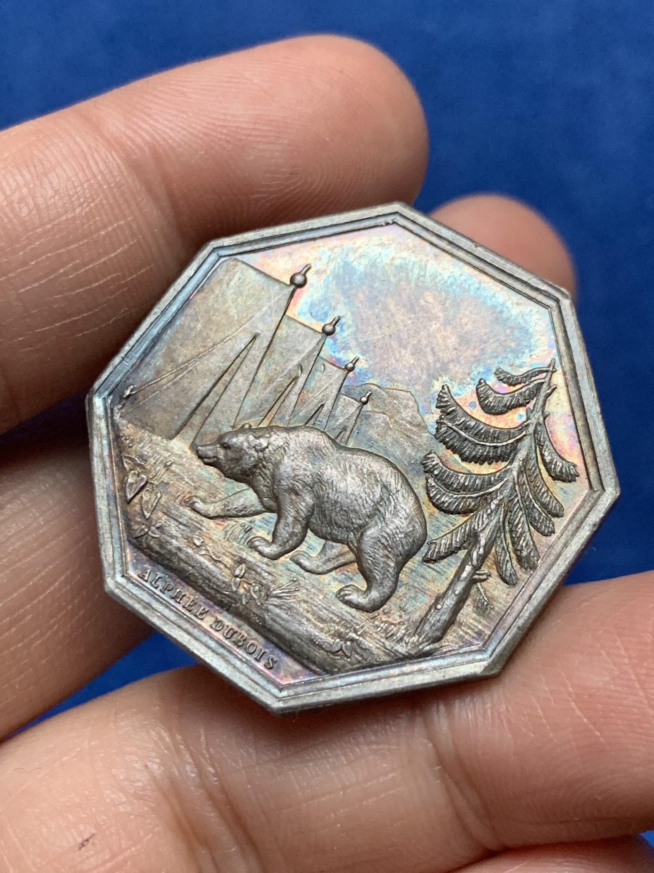 《竞宝斋》第262场-周日，周一，周二 3场连拍 (全场包邮) 法国名誉品“我们的营地”公司八角银质代币，栩栩如生的熊，宛如油画般的风景，17.92g，34.3mm，蜜蜂边铭