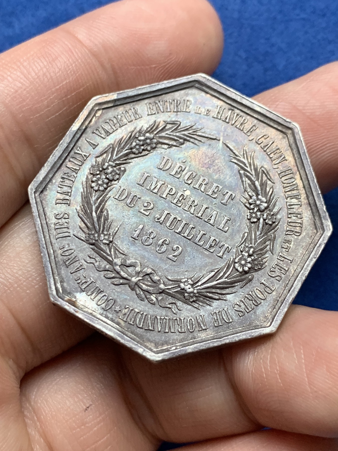 《竞宝斋》第262场-周日，周一，周二 3场连拍 (全场包邮) 法国八角银章，勒阿弗尔、卡昂、翁弗勒尔和诺曼底港口之间的轮船公司，由多个城市徽章组成，侧边后刻1882，25.27g，38.3mm，1860-1879蜜蜂边铭