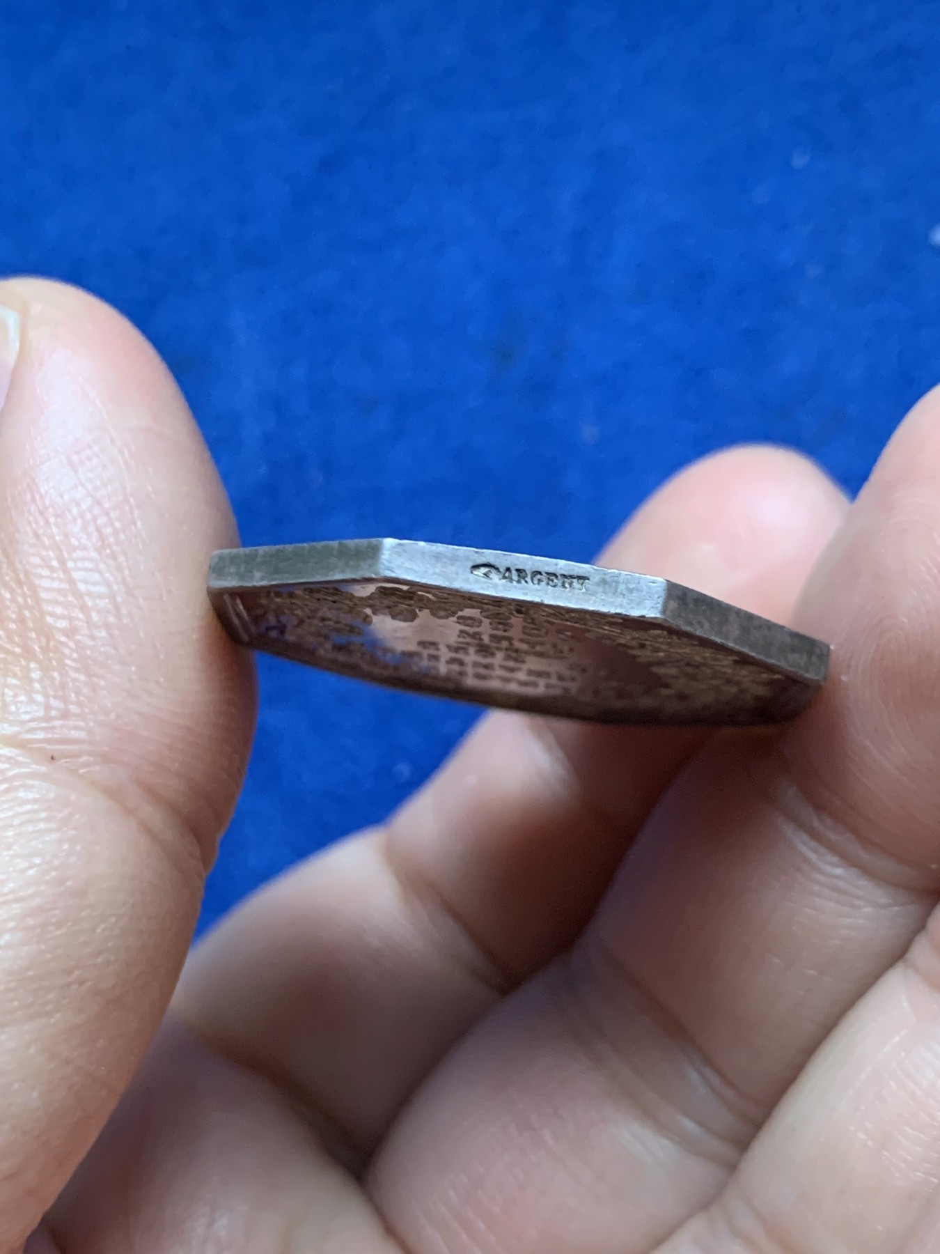 《竞宝斋》第262场-周日，周一，周二 3场连拍 (全场包邮) 法国诺曼底卡昂北部商船公司八角银质代币，14.49g，30.8mm，手指边铭，首见品种