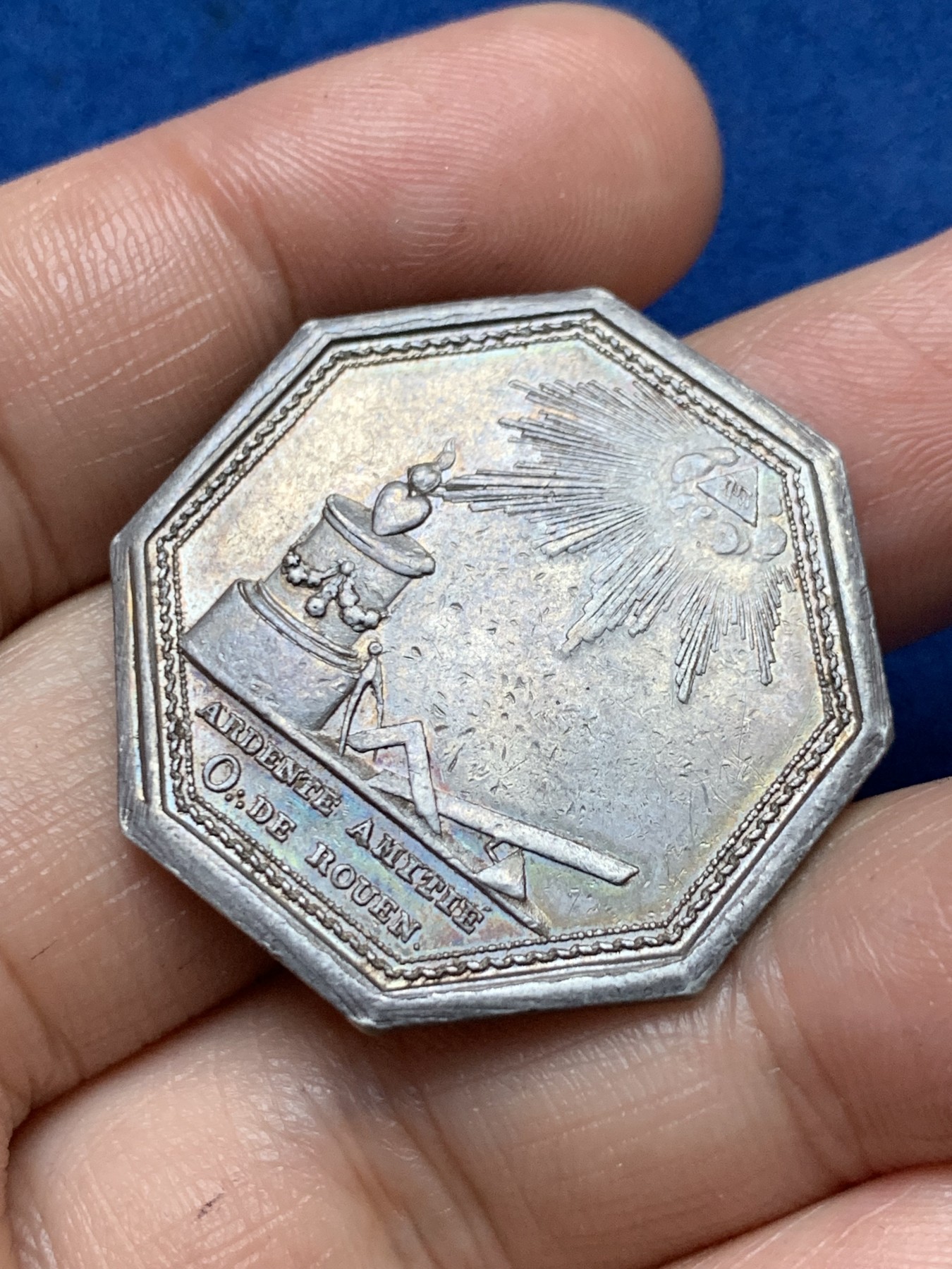 《竞宝斋》第262场-周日，周一，周二 3场连拍 (全场包邮) 法国鲁昂诺曼底关于友谊的八角银章，铭文：即使死亡也没有使他们分离，15.54g，33mm，早期无边铭