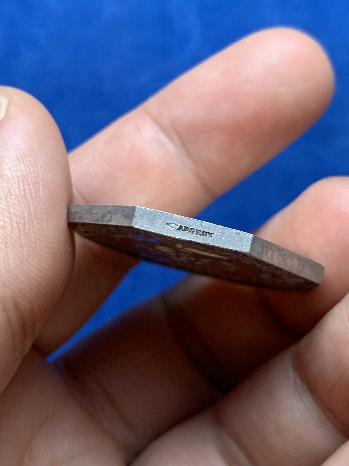 《竞宝斋》第262场-周日，周一，周二 3场连拍 (全场包邮) 法国里昂丝绸经纪人银质八角代币，边道犀利，15.83g，31.7mm，手指边铭