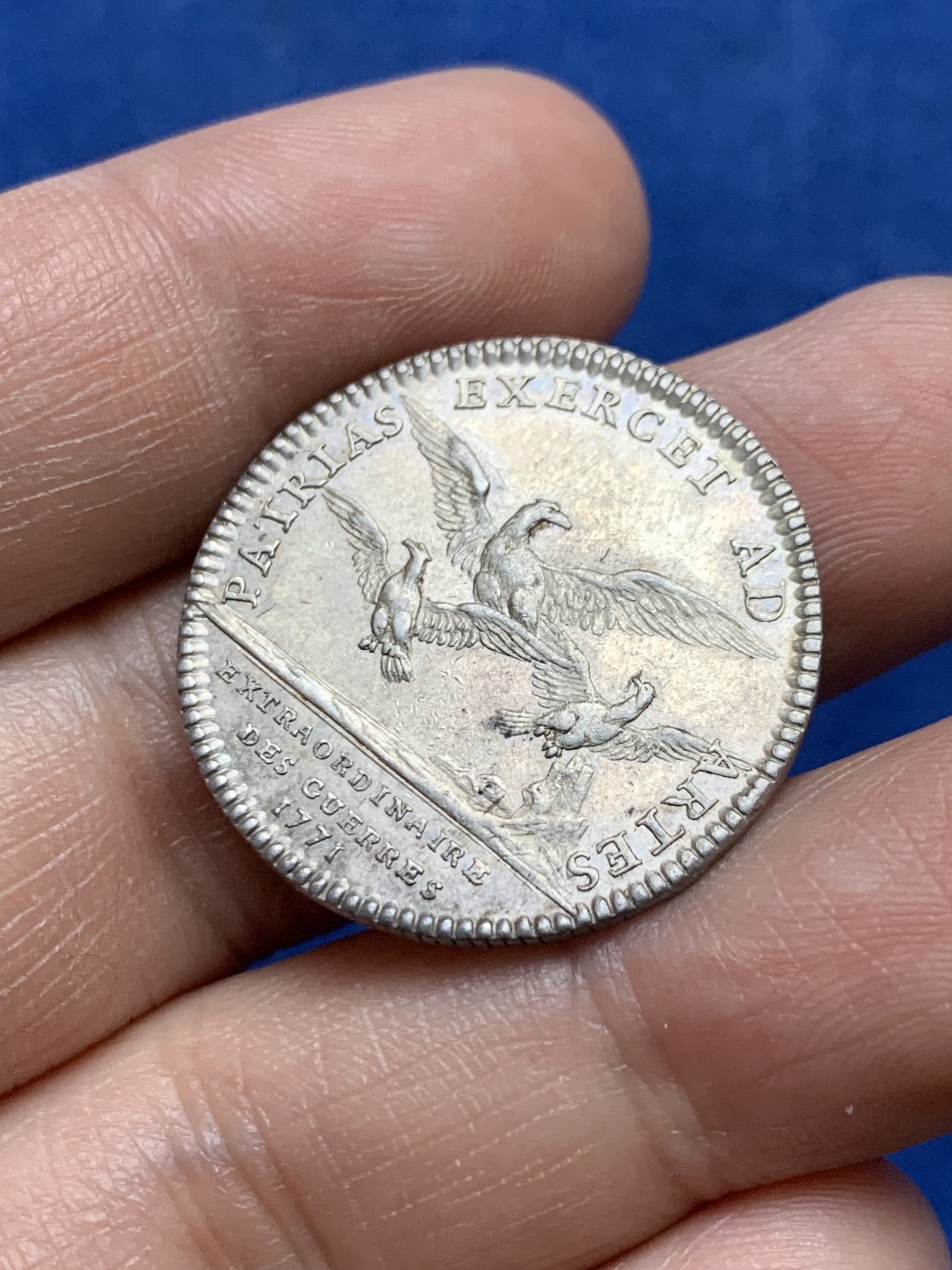 《竞宝斋》第262场-周日，周一，周二 3场连拍 (全场包邮) 法国1771年路易十五非凡战争银质代用币，用于一次性战役和军队的资金，7.11g，28.5mm