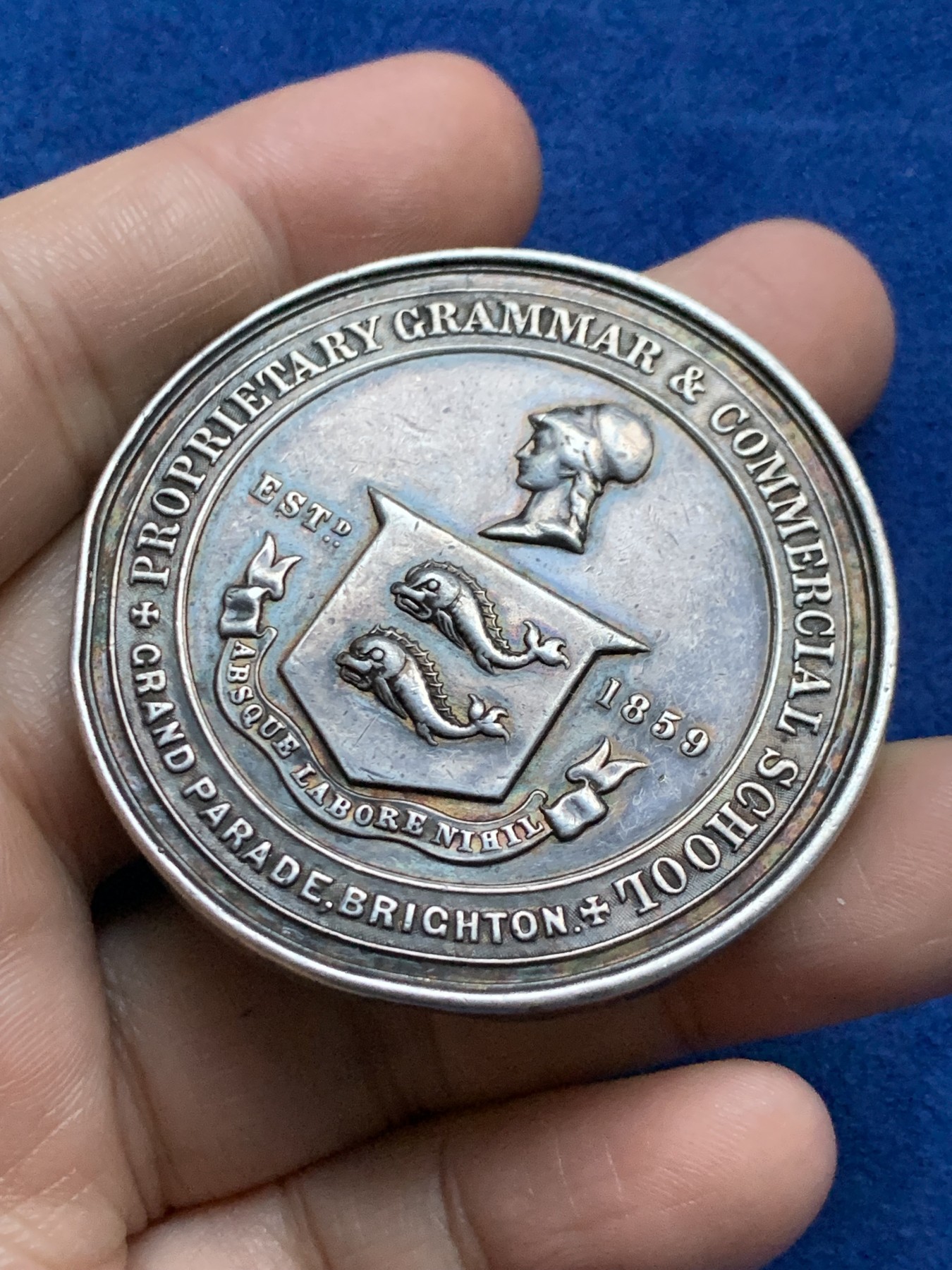 《竞宝斋》第262场-周日，周一，周二 3场连拍 (全场包邮) 英国1869年布莱顿专有语法和商业学校银质奖章，58.93g，51.2mm，磕碰