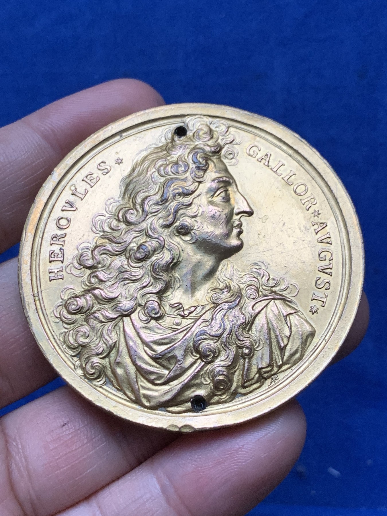 《竞宝斋》第262场-周日，周一，周二 3场连拍 (全场包邮) 法国路易十四鎏金单面铜章，77.35g，56.5mm，蜜蜂边铭+红铜铜标