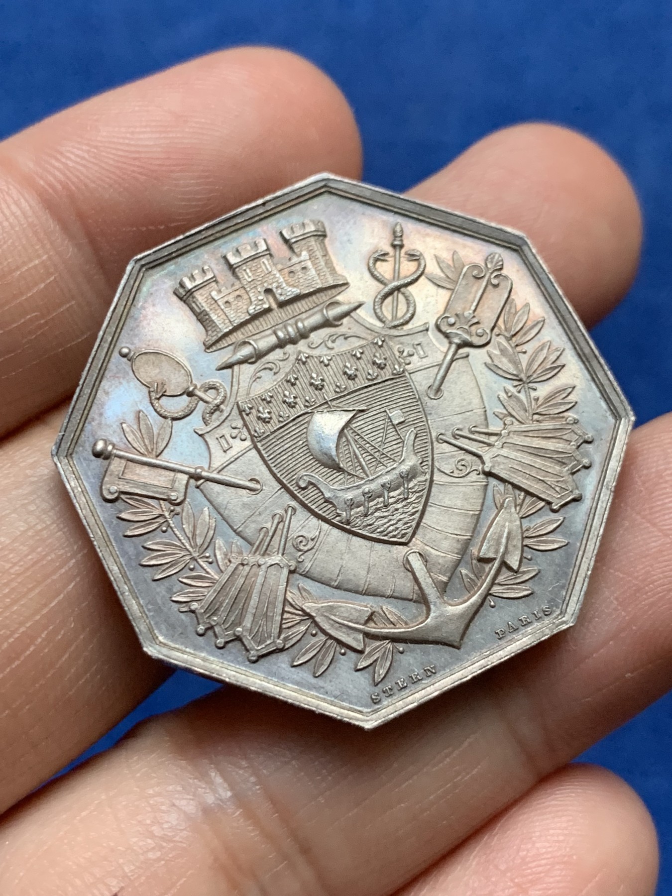 《竞宝斋》第262场-周日，周一，周二 3场连拍 (全场包邮) 法国巴黎贴现银行八角银质代币，厚重，状态极好，23.95g，35.8mm，丰饶角边铭