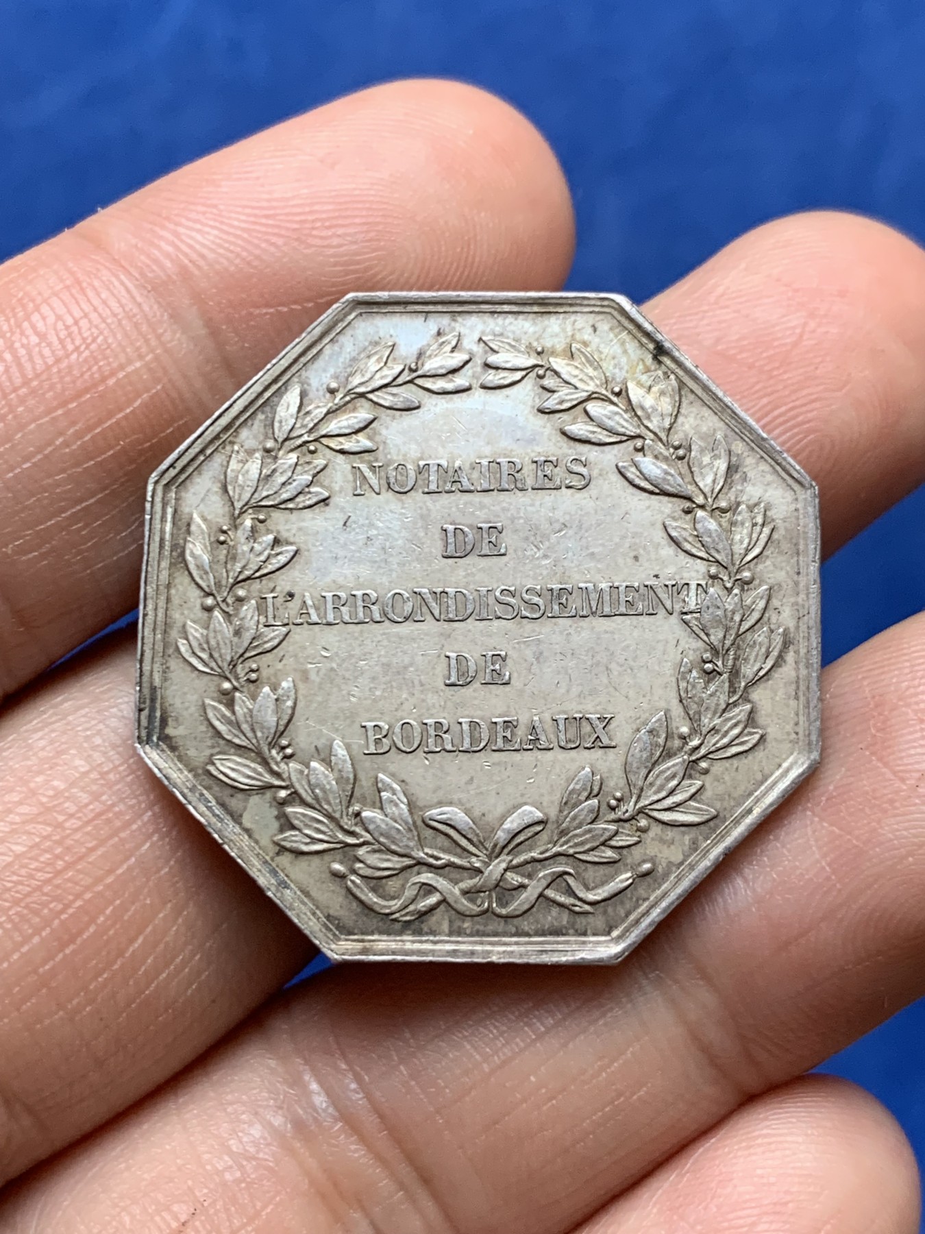 《竞宝斋》第262场-周日，周一，周二 3场连拍 (全场包邮) 法国波尔多公证人JETON银质八角，直径33.5毫米 重量17.43克，边铭：1845-1860手指