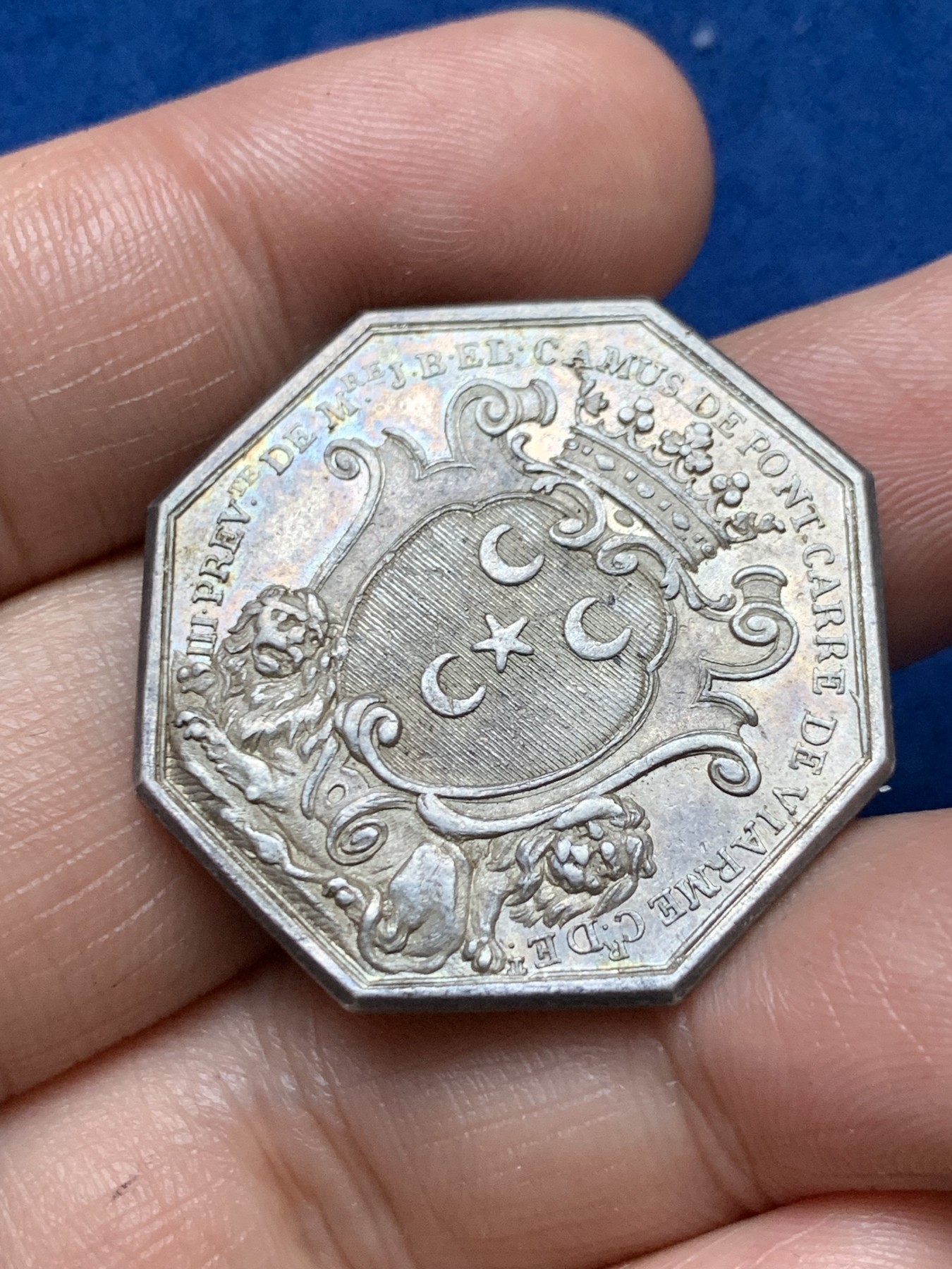 《竞宝斋》第262场-周日，周一，周二 3场连拍 (全场包邮) 法国1763年八角代用银币，带有巴黎教务长庞卡雷的纹章，背后建筑罗浮宫和巴黎圣母院，13.45g，32.2mm，早期无边铭