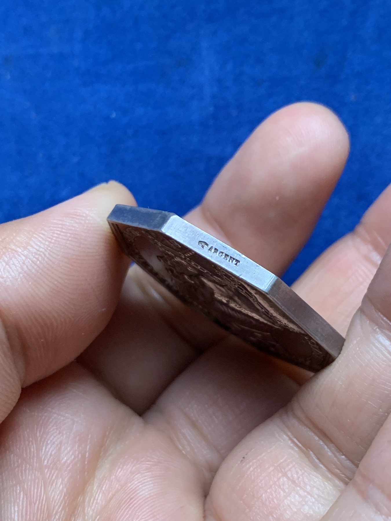 《竞宝斋》第262场-周日，周一，周二 3场连拍 (全场包邮) 法国勒阿弗尔公证人八角银质代币，查理曼与圣路易，21.02g，33.8mm，手指边铭，打孔后填补