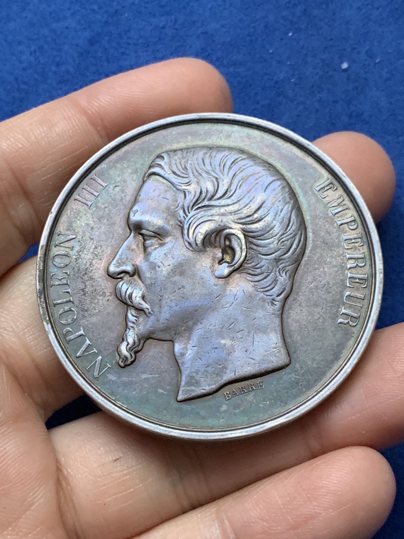 《竞宝斋》第262场-周日，周一，周二 3场连拍 (全场包邮) 法国第二帝国立法机构纪念银章，65.61g，50.6mm，手指边铭