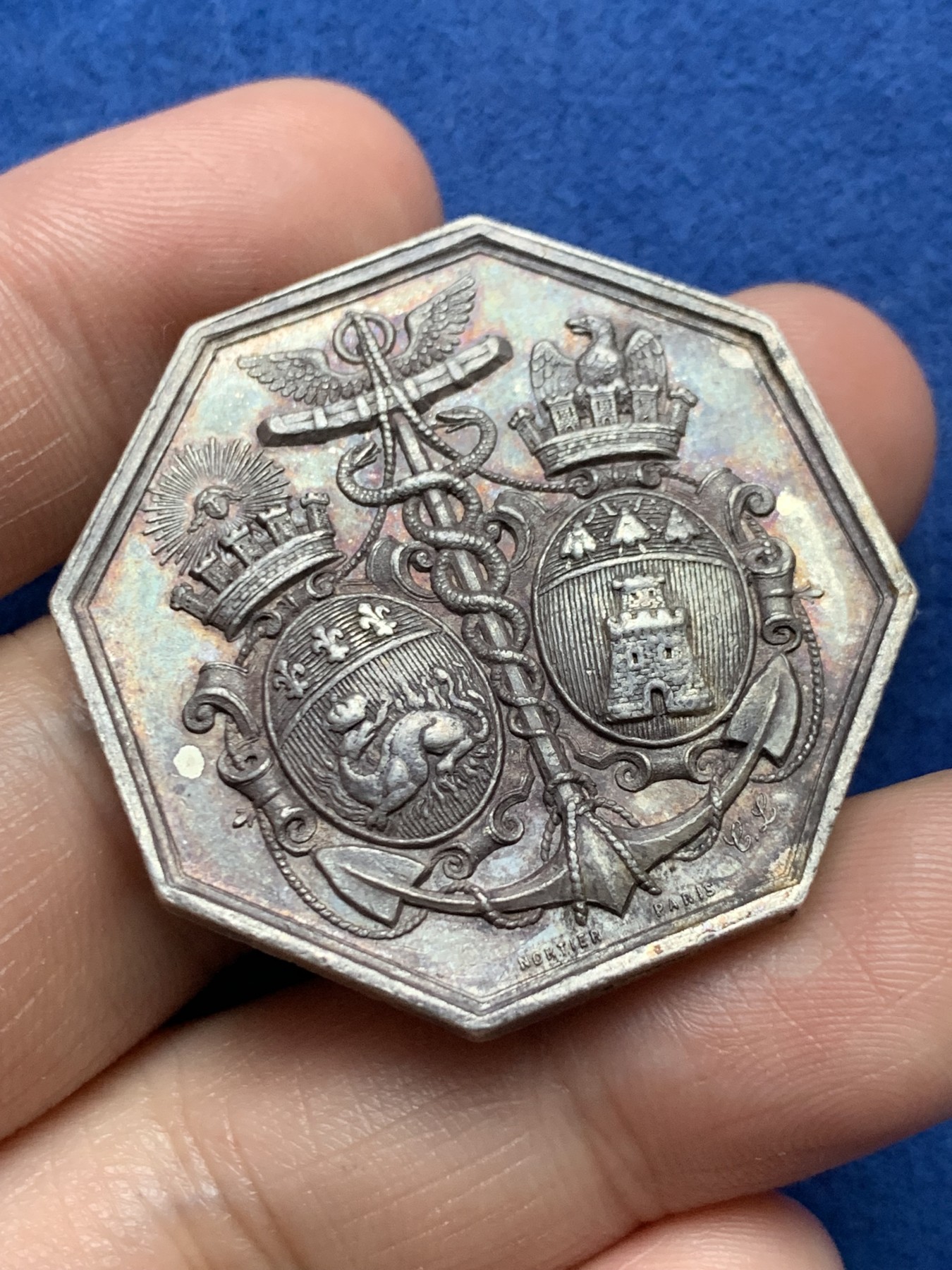 《竞宝斋》第262场-周日，周一，周二 3场连拍 (全场包邮) 法国八角银章，勒阿弗尔、卡昂、翁弗勒尔和诺曼底港口之间的轮船公司，由多个城市徽章组成，侧边后刻1882，25.27g，38.3mm，1860-1879蜜蜂边铭