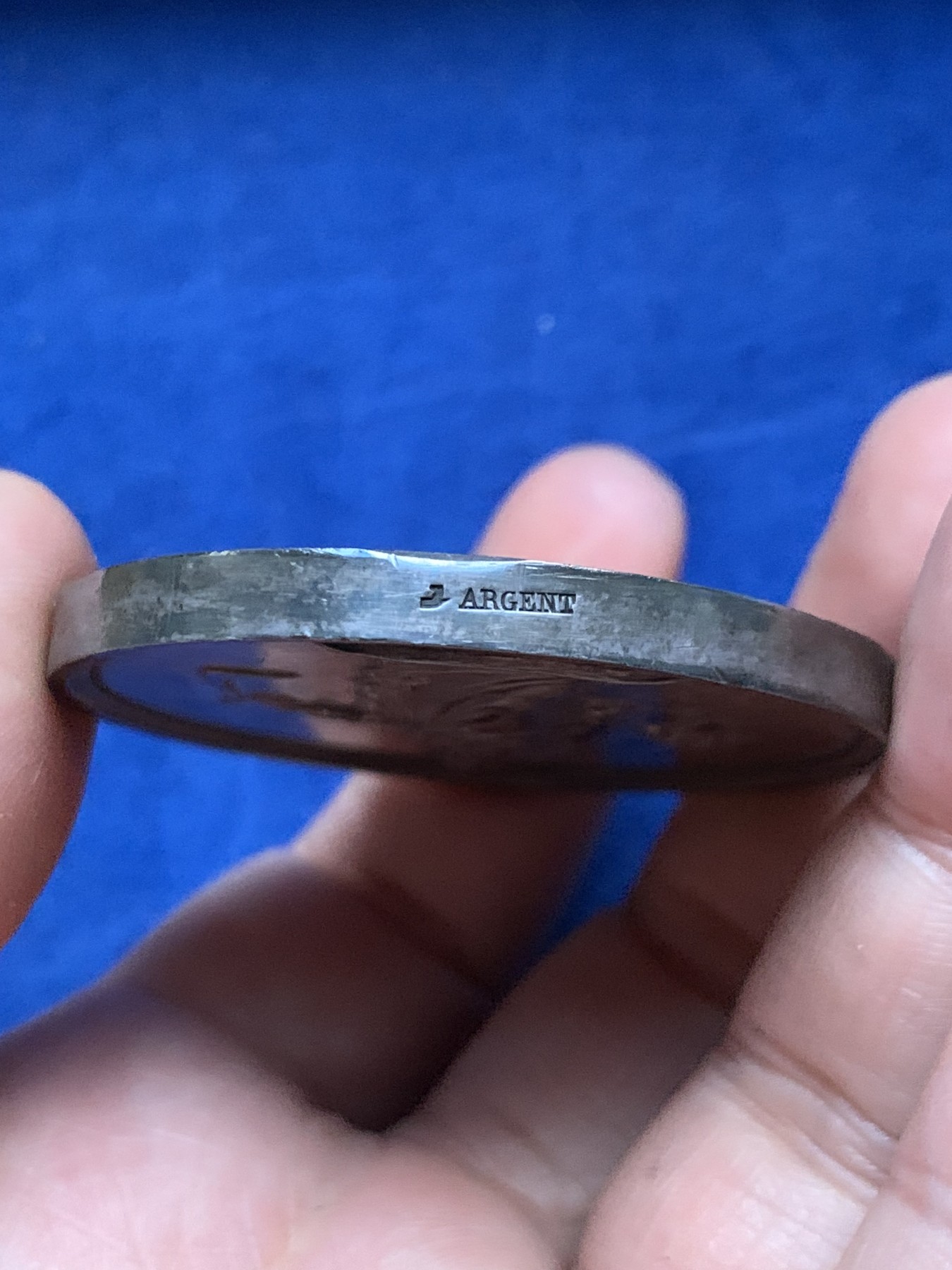 《竞宝斋》第262场-周日，周一，周二 3场连拍 (全场包邮) 法国农业展纪念银币，65.01g，50.2mm，1842-1845年船首边铭，带原盒，有轻磕