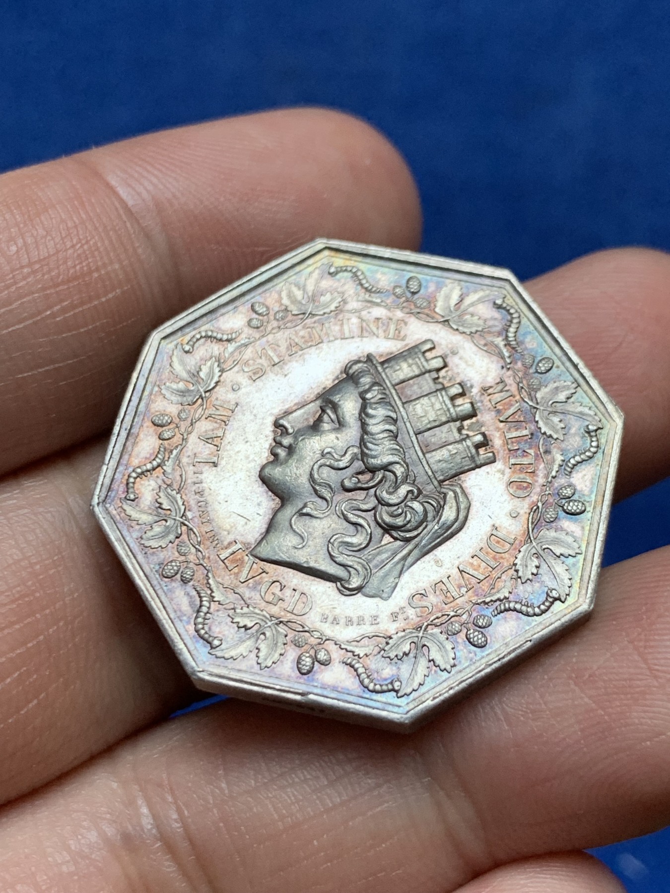 《竞宝斋》第262场-周日，周一，周二 3场连拍 (全场包邮) 法国里昂丝绸经纪人银质八角代币，边道犀利，15.83g，31.7mm，手指边铭