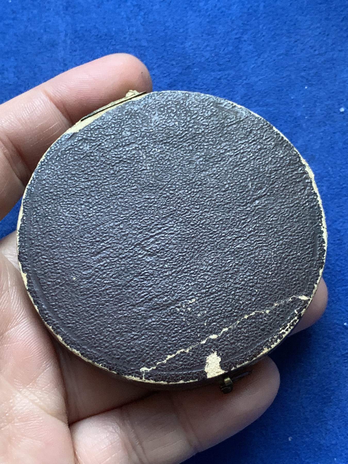 《竞宝斋》第262场-周日，周一，周二 3场连拍 (全场包邮) 法国农业展纪念银币，65.01g，50.2mm，1842-1845年船首边铭，带原盒，有轻磕