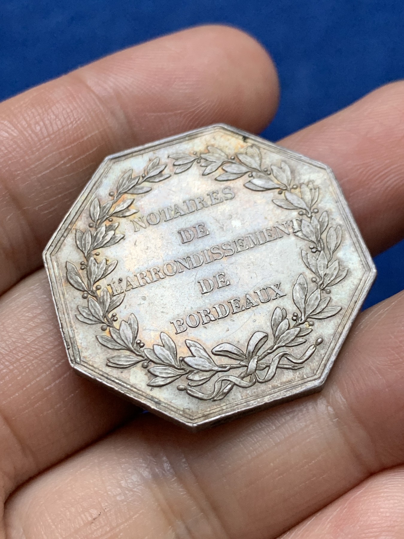 《竞宝斋》第262场-周日，周一，周二 3场连拍 (全场包邮) 法国波尔多公证人JETON银质八角，直径33.5毫米 重量17.43克，边铭：1845-1860手指