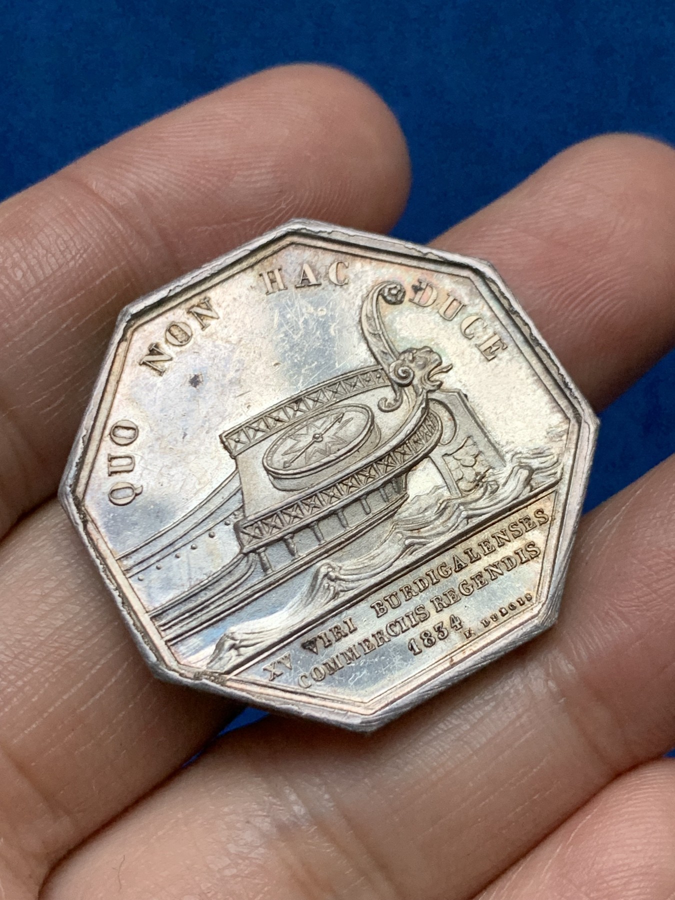 《竞宝斋》第262场-周日，周一，周二 3场连拍 (全场包邮) 法国波尔多商会八角银章，19.76g，33.6mm，船锚+C边铭（1841-1842）