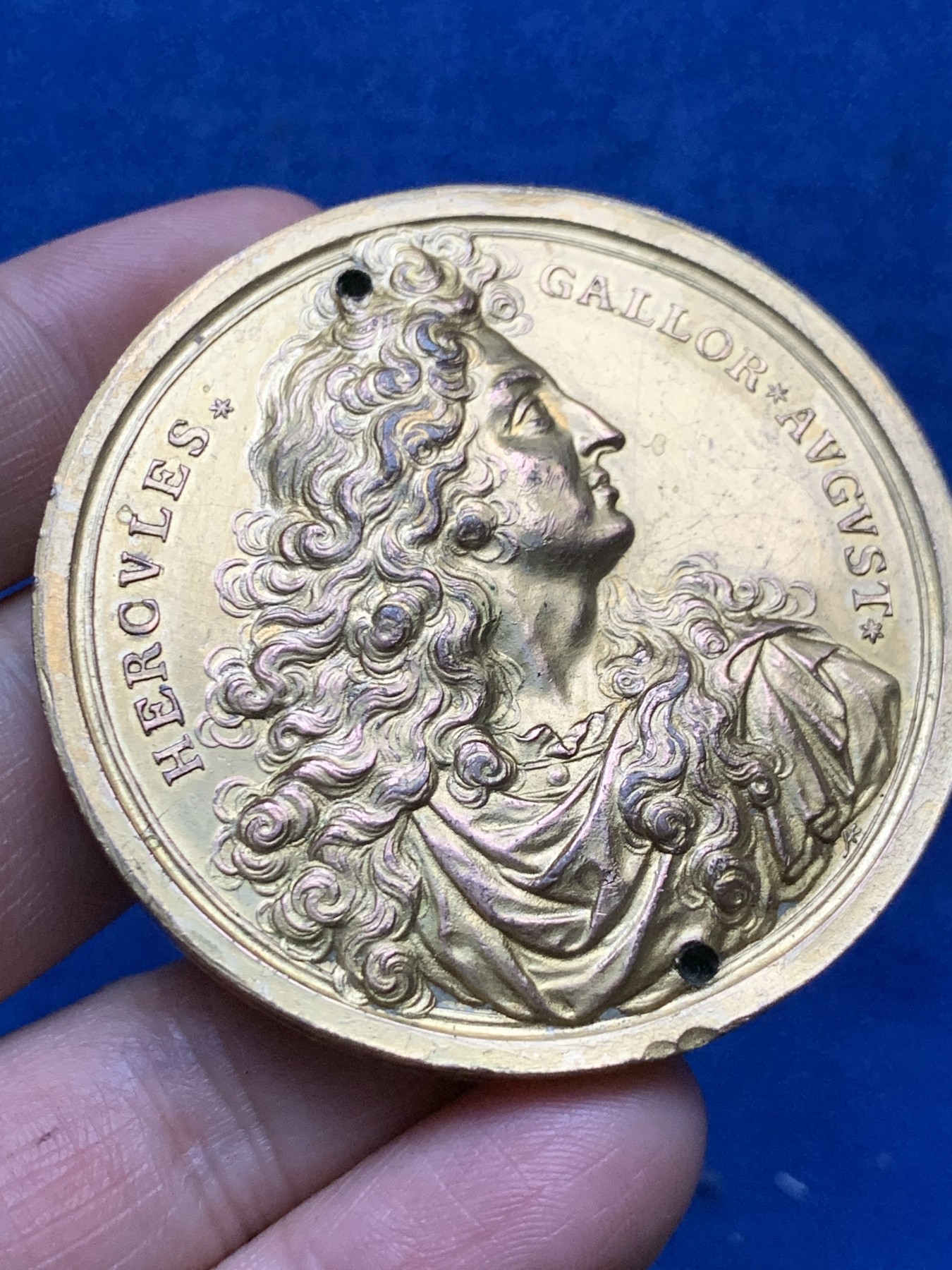 《竞宝斋》第262场-周日，周一，周二 3场连拍 (全场包邮) 法国路易十四鎏金单面铜章，77.35g，56.5mm，蜜蜂边铭+红铜铜标