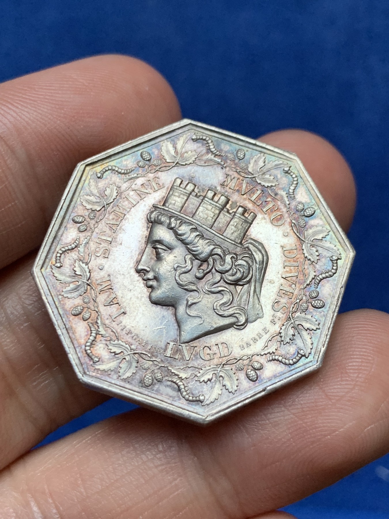 《竞宝斋》第262场-周日，周一，周二 3场连拍 (全场包邮) 法国里昂丝绸经纪人银质八角代币，边道犀利，15.83g，31.7mm，手指边铭