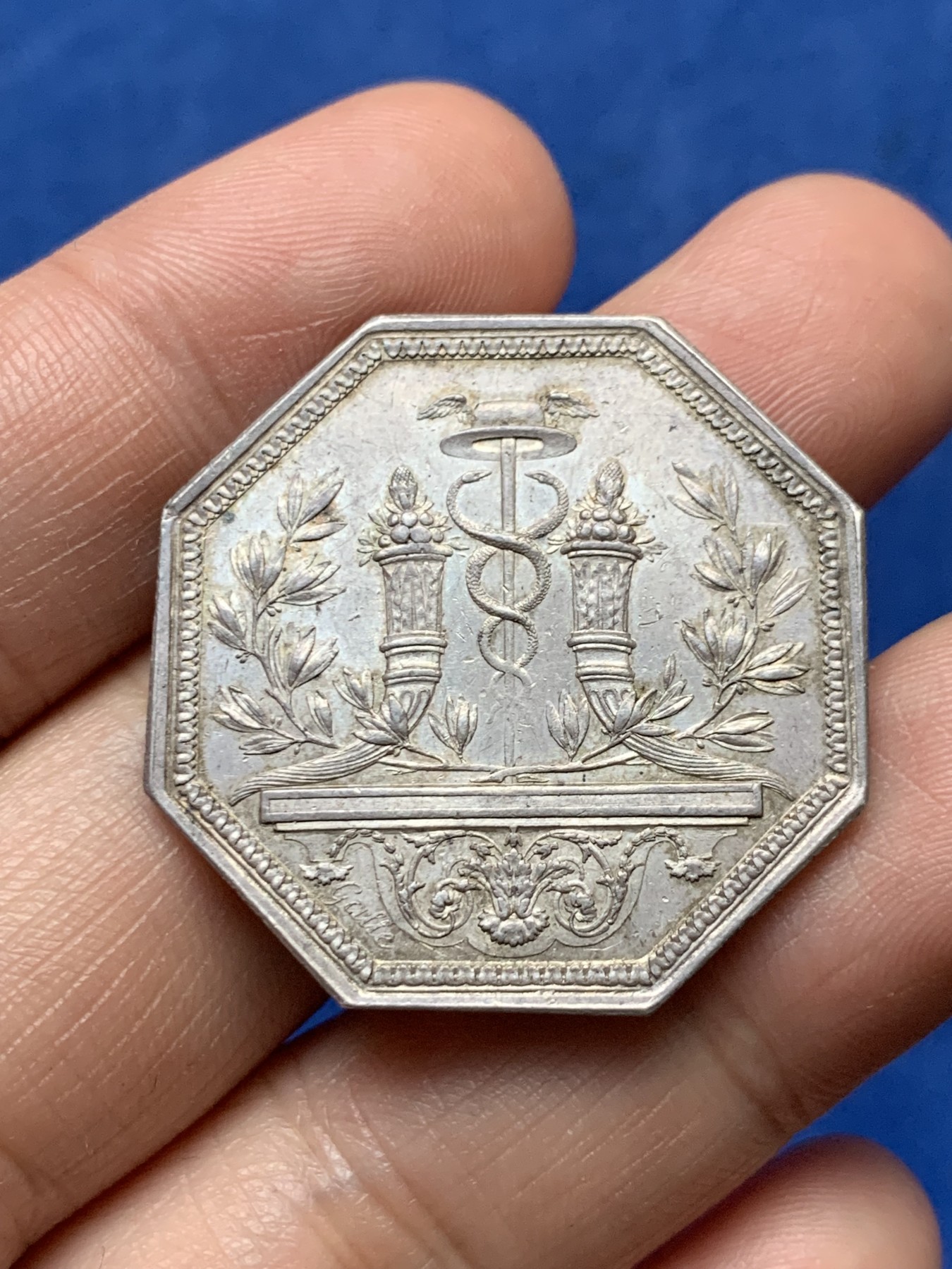 《竞宝斋》第262场-周日，周一，周二 3场连拍 (全场包邮) 法国巴黎贴现银行八角银章，14.53g，33.7mm，早期无边铭