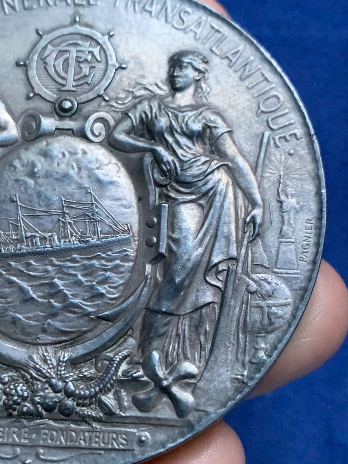 《竞宝斋》第262场-周日，周一，周二 3场连拍 (全场包邮) 法国跨大西洋运输公司银章，航海和商业之神围绕着椭圆的船，女神后面是连接大西洋彼岸的纽约自由女神，165.35g，68mm，边铭：密涅瓦厂标+ARGENT，含银95%