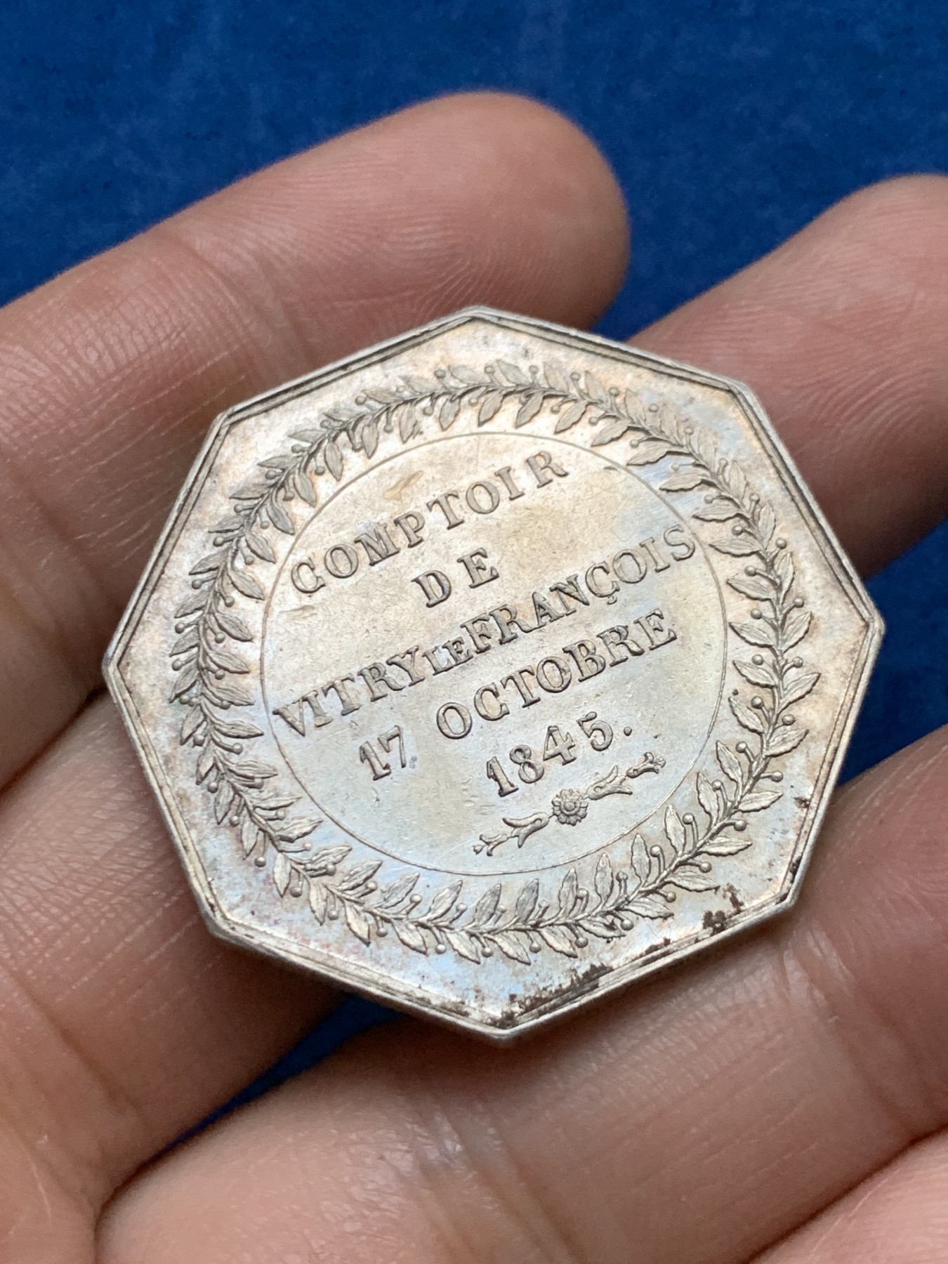 《竞宝斋》第262场-周日，周一，周二 3场连拍 (全场包邮) 法国保险信用联盟八角银质代币，女性形象的墨丘利，高浮雕，18.09g，34.5mm，手指边铭