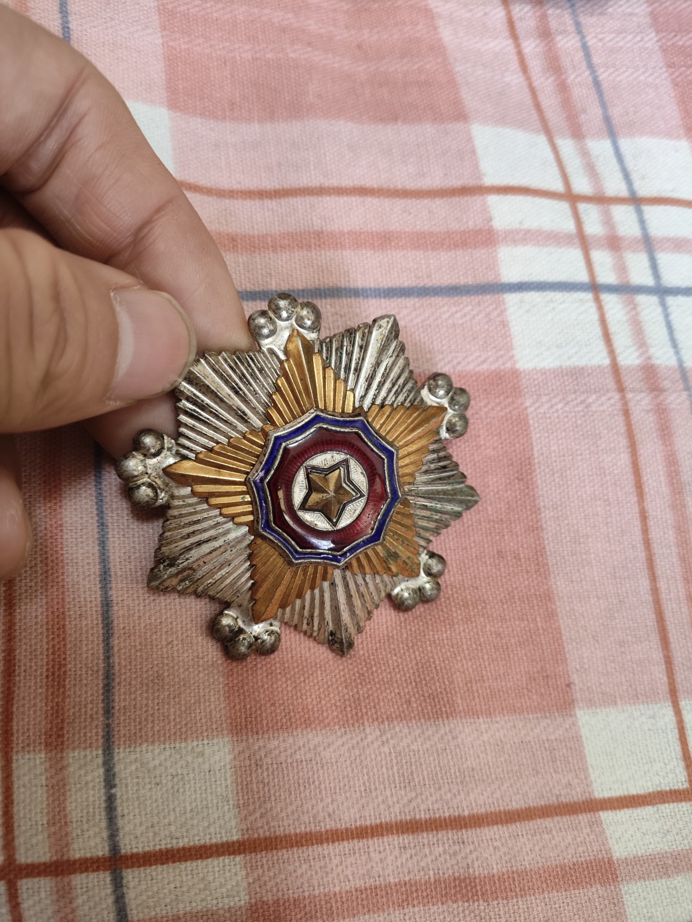 仁孝堂徽章红藏拍卖(第四场) 朝鲜二级国旗 品相还行 珐琅有瑕疵