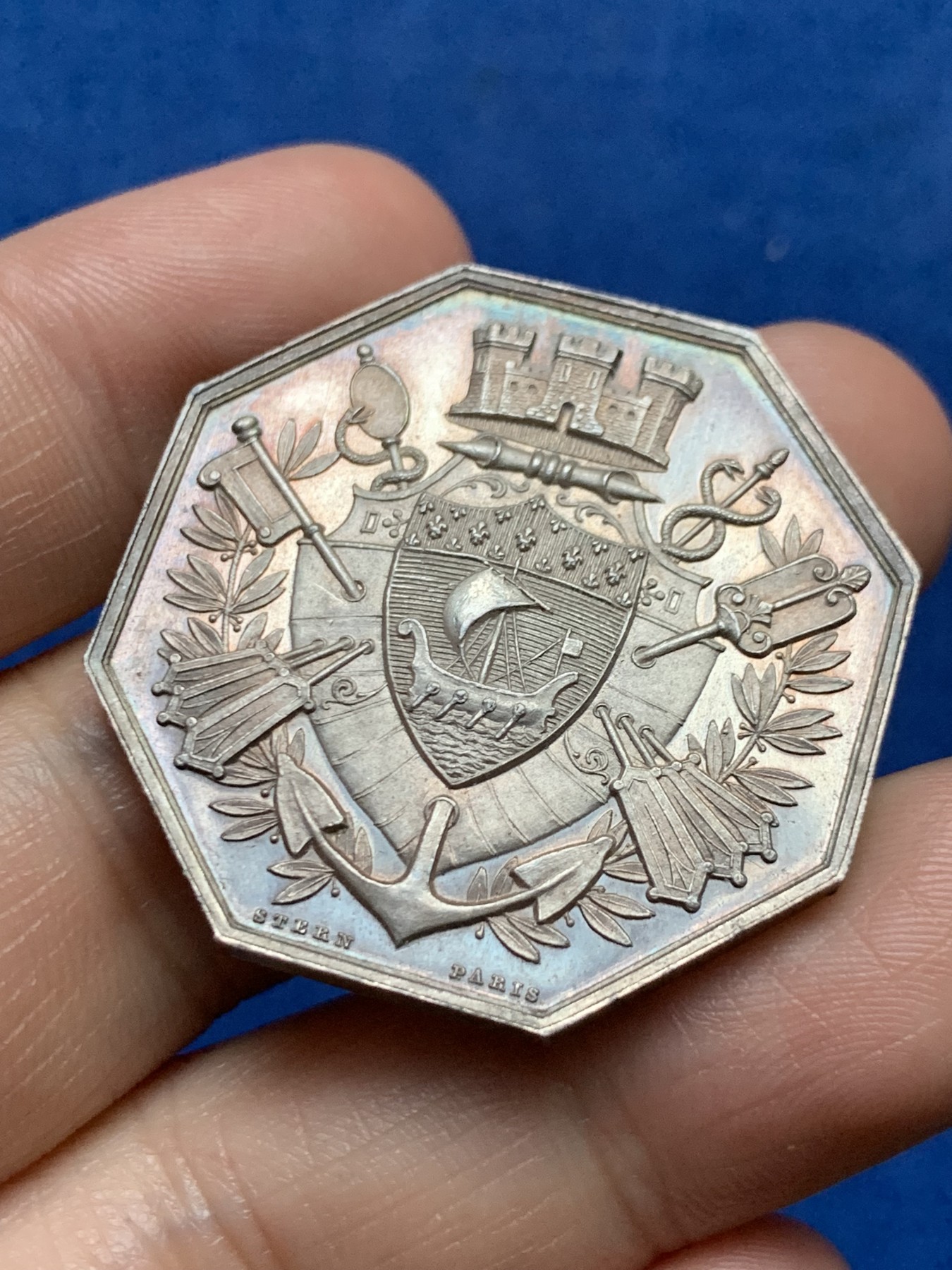 《竞宝斋》第262场-周日，周一，周二 3场连拍 (全场包邮) 法国巴黎贴现银行八角银质代币，厚重，状态极好，23.95g，35.8mm，丰饶角边铭