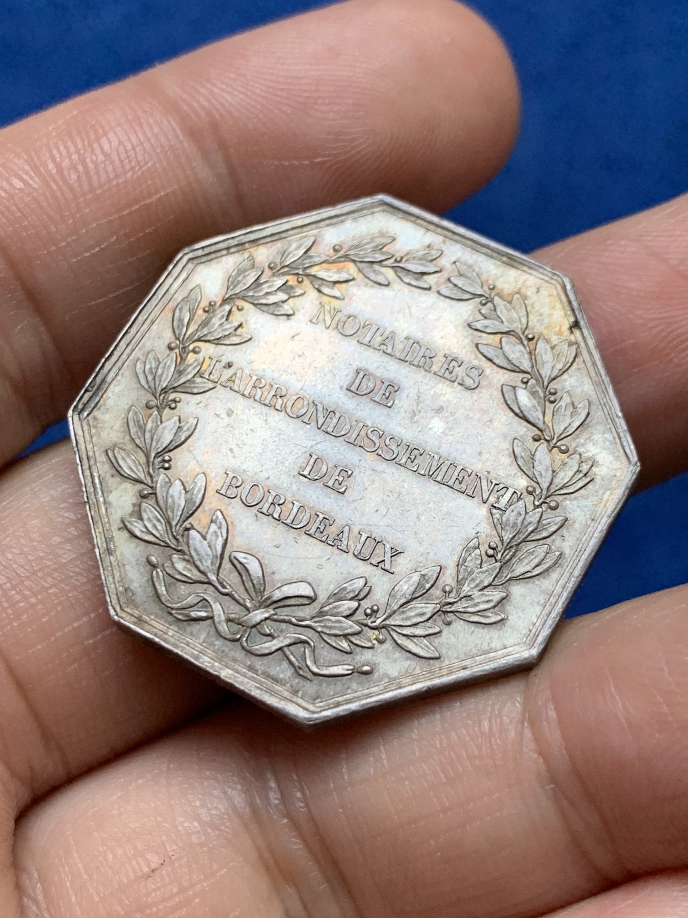 《竞宝斋》第262场-周日，周一，周二 3场连拍 (全场包邮) 法国波尔多公证人JETON银质八角，直径33.5毫米 重量17.43克，边铭：1845-1860手指